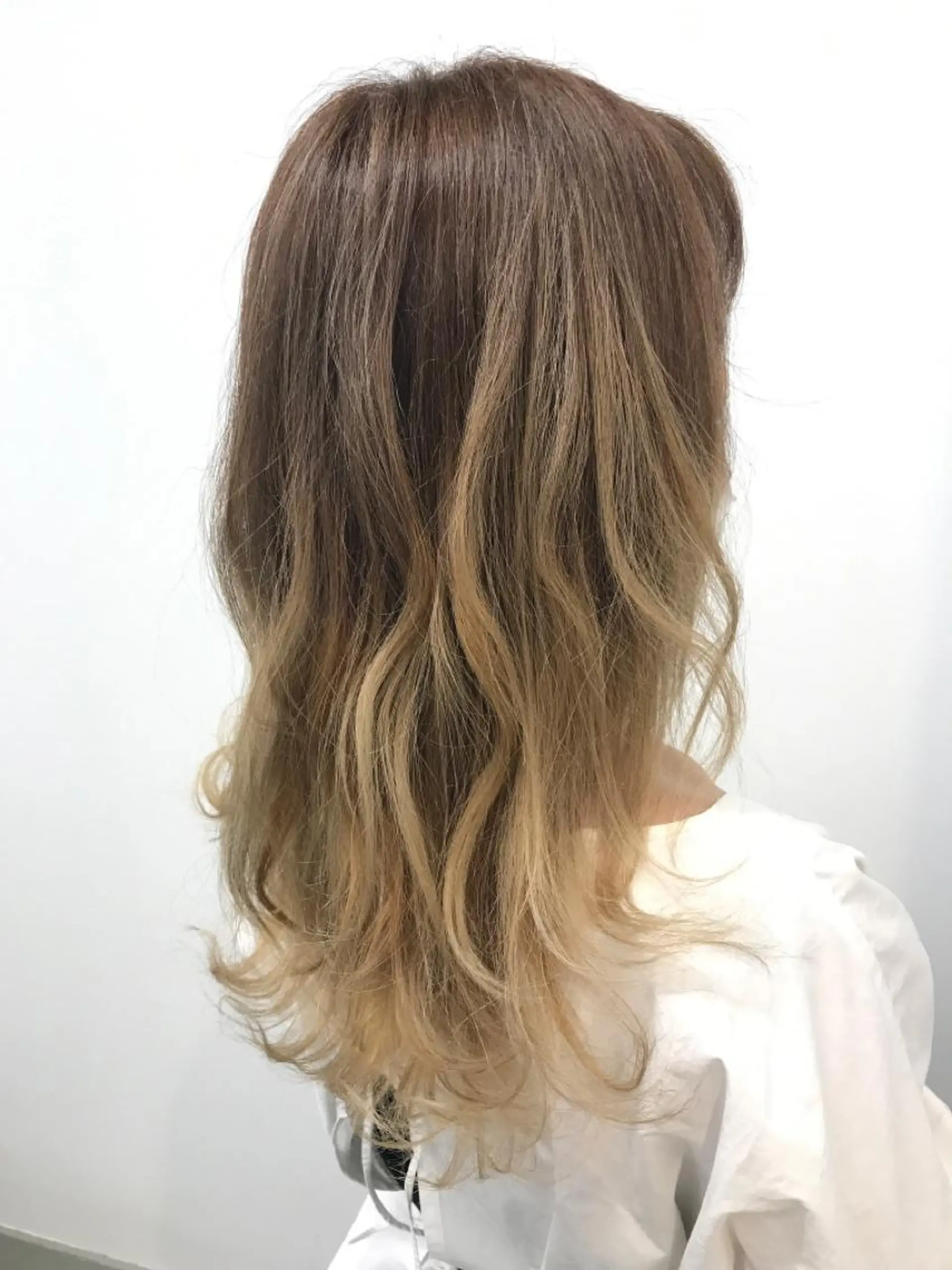 ミディアム カラー バレイヤージュ ハイライトカラー ハイライト レイヤーカット ヘアカラー ショート/グレージュ 鈴木春樹のヘアスタイル