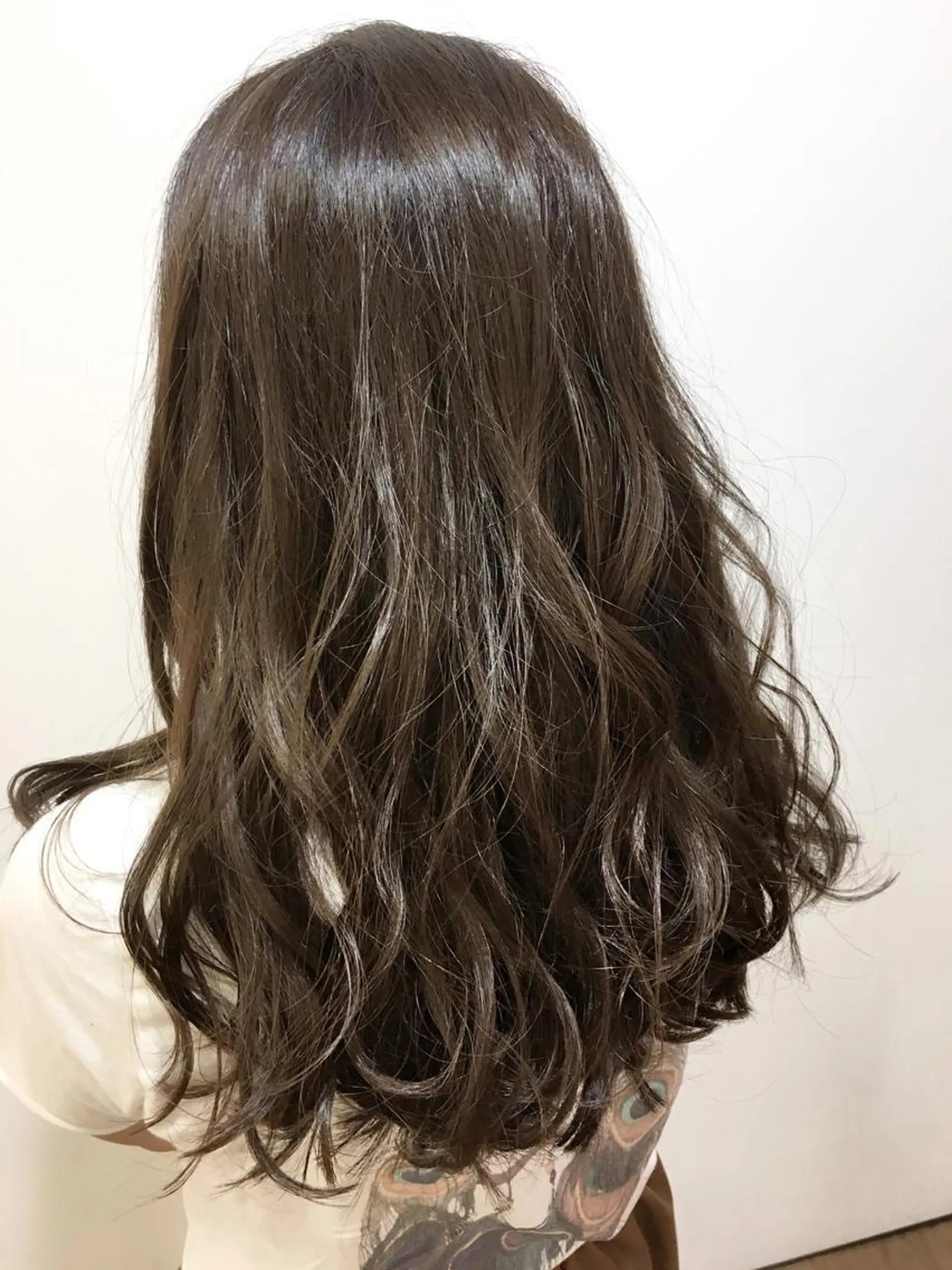 ロング カラー アッシュ アッシュグレー アッシュグレージュ ブリーチ グレージュ ブリーチ無しカラー 👑店長　平松　由のヘアスタイル