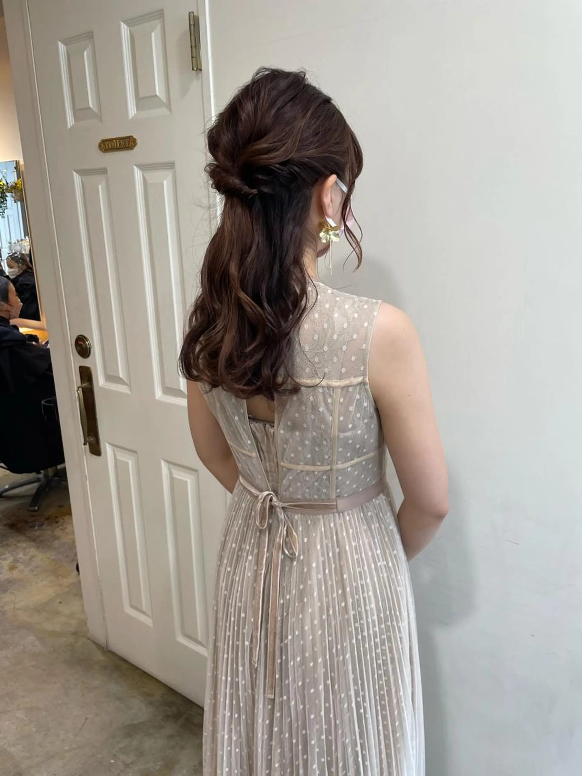 セミロング ヘアアレンジ ハーフアップ ヘアセット MIOベージュカラー 柔らかいカラーのヘアスタイル