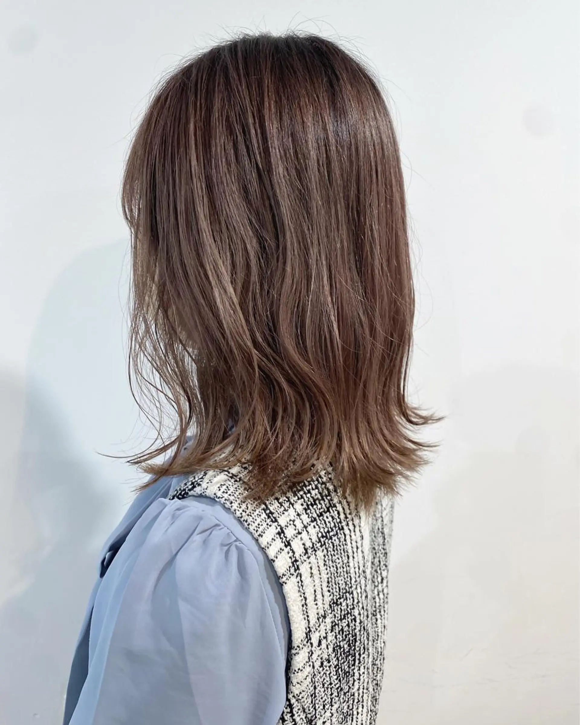 ミディアム カラー グレージュ 渡邉 涼香のヘアスタイル