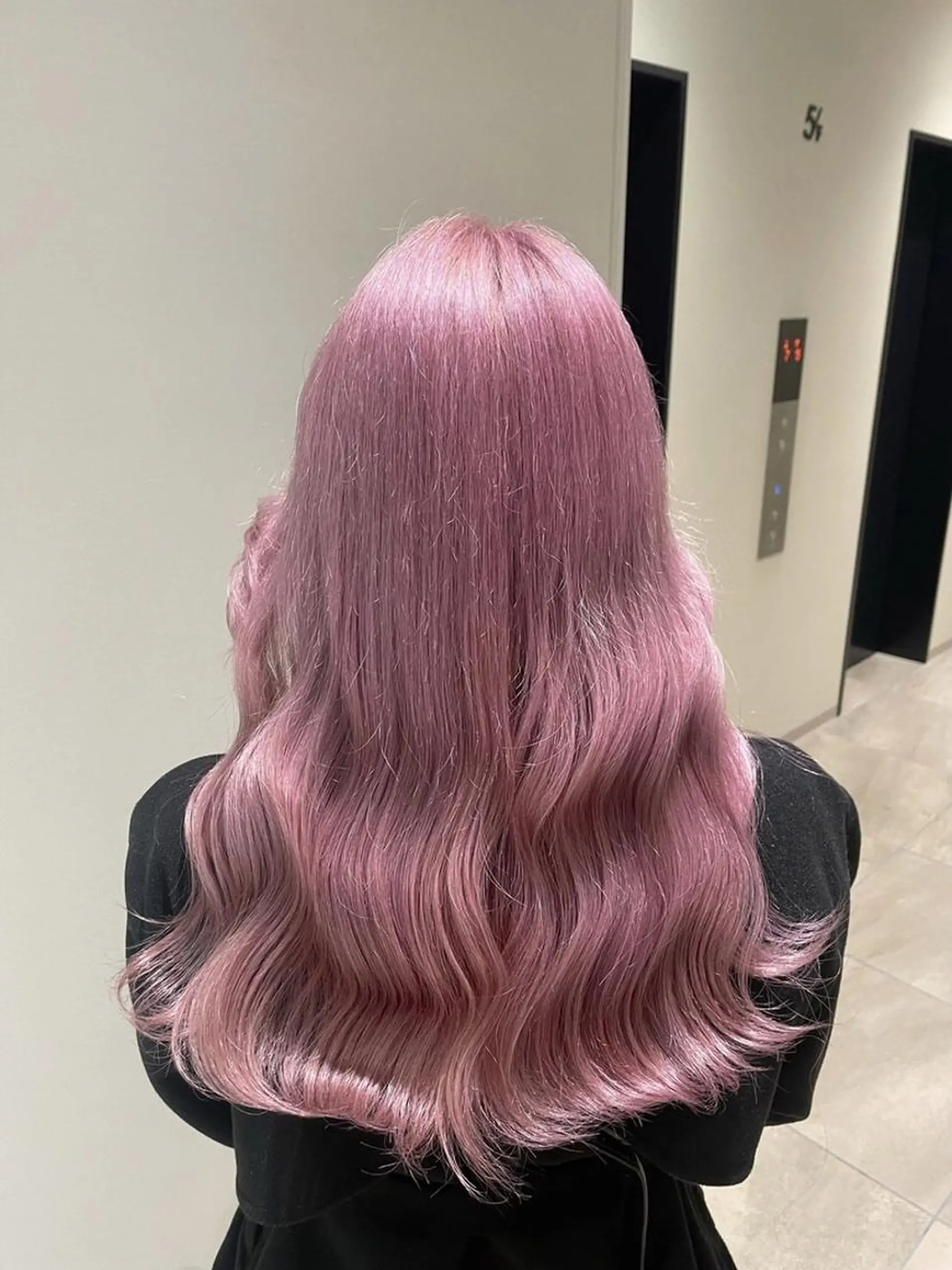 カラー ‎💜ハイトーン× レイヤーKOYA💜のヘアスタイル