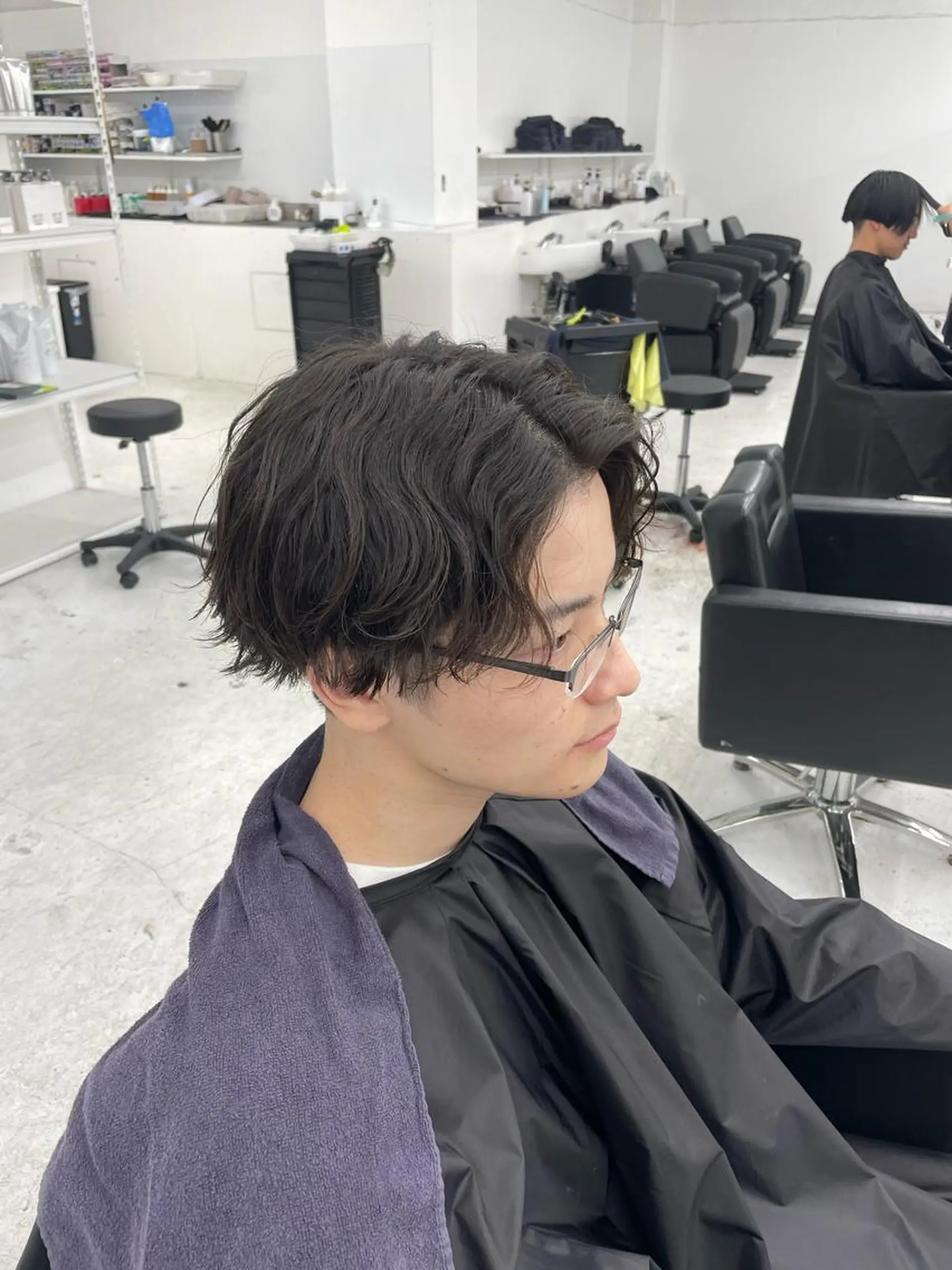 ミディアム パーマ メンズ センターパート 波巻きパーマ 【柏メンズパーマ職人 】店長　KAZUMAのヘアスタイル