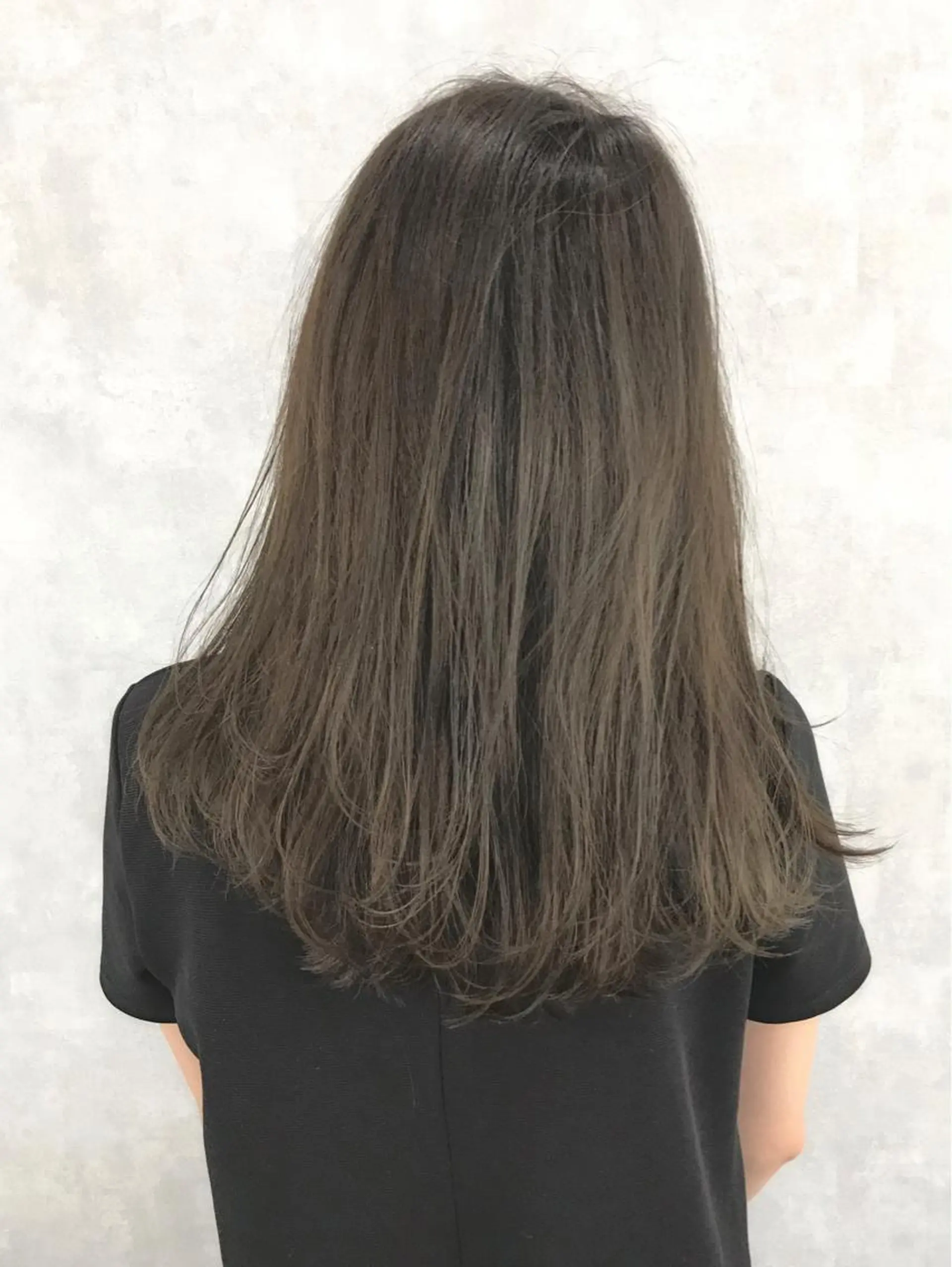 セミロング カラー ベージュカラー TOMOYAレイヤー ブリーチ縮毛矯正のヘアスタイル