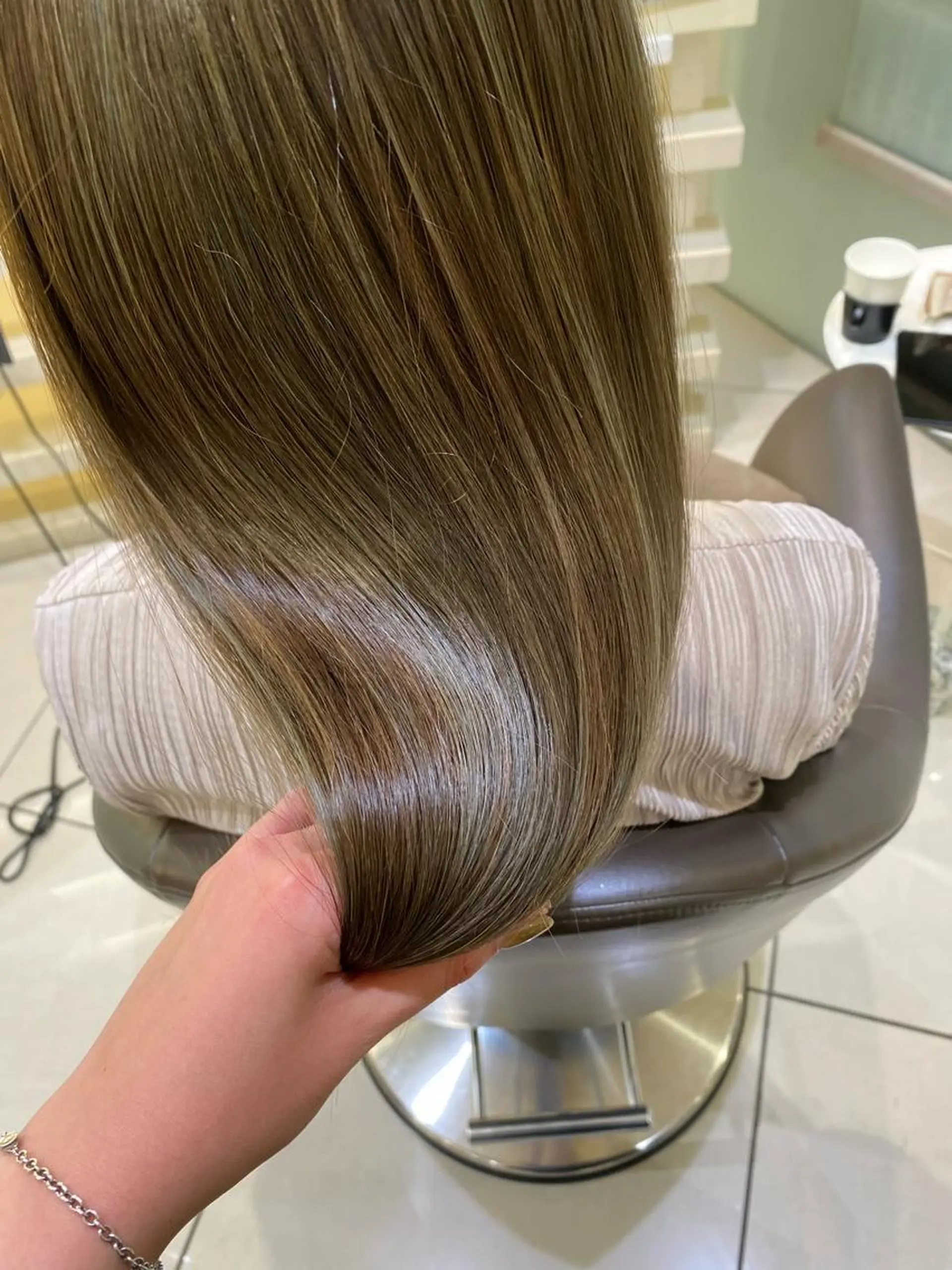 ロング カラー ハイライトカラー ハイライト カット ヘアカラー トリートメント プレイングカラー🤍 細めハイライトのヘアスタイル