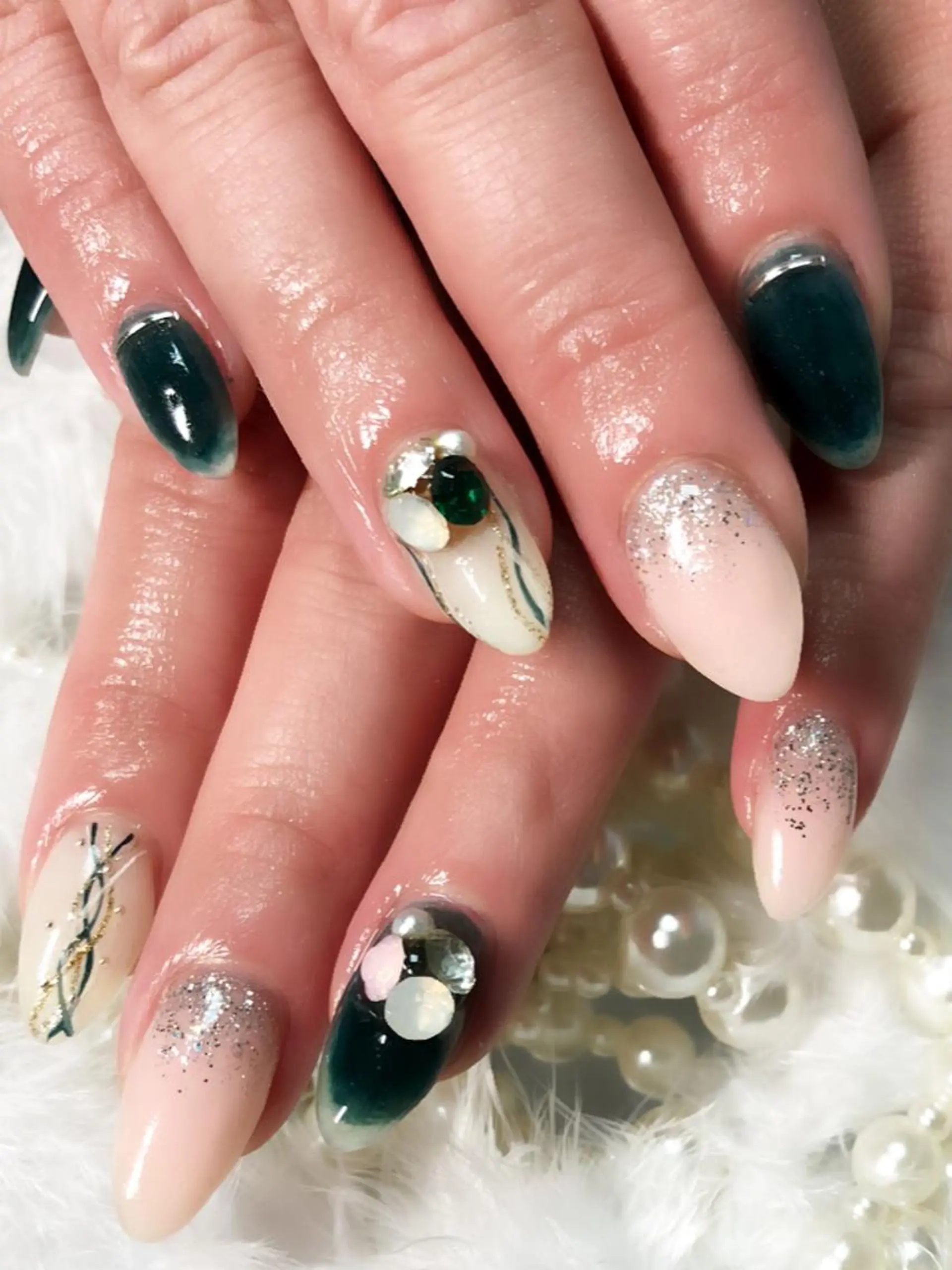 ネイル チークネイル ゴージャス グリーン 持ち込み ピンク ハンドネイル CITRAtotal beautyのネイルデザイン