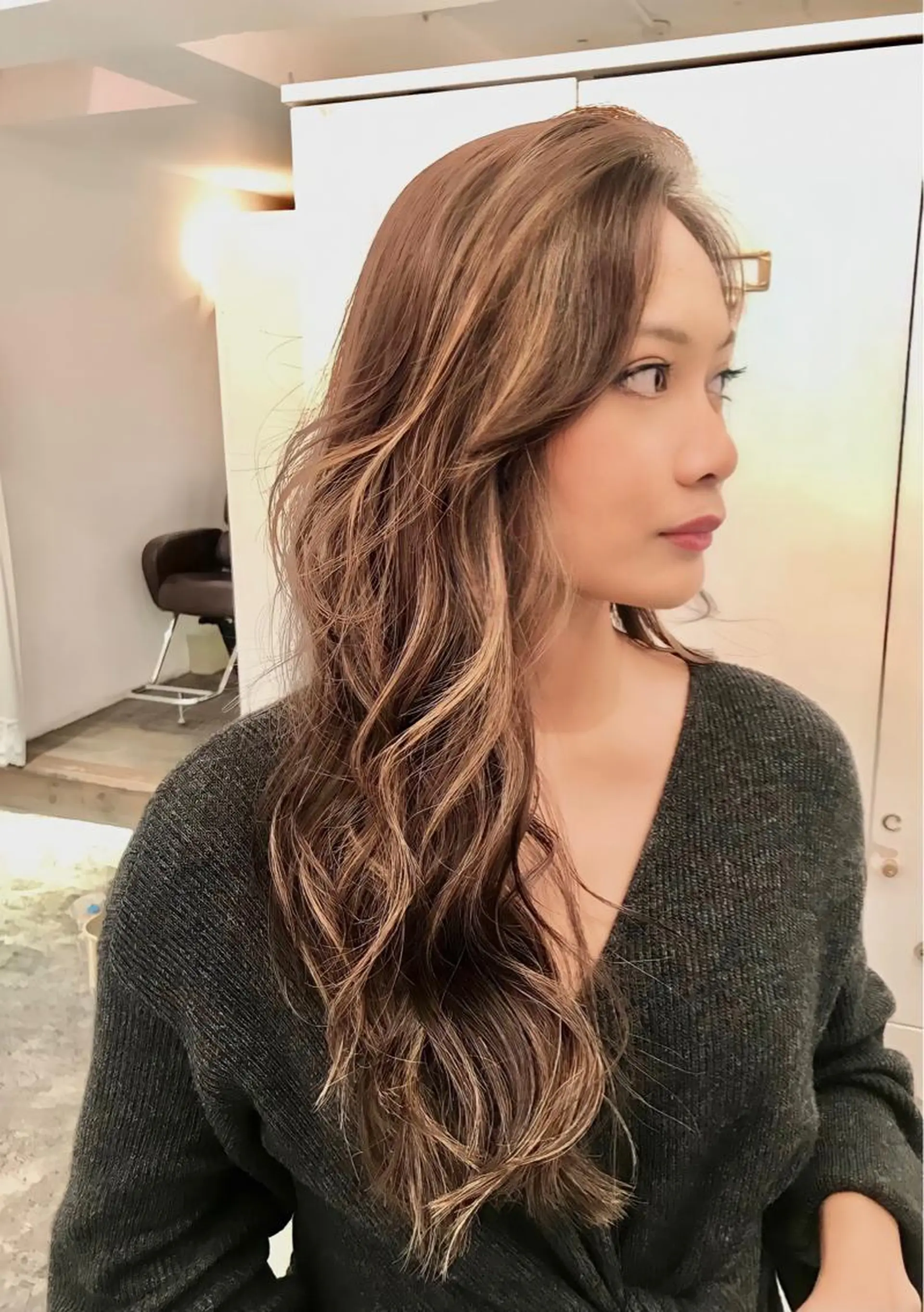 ロング カラー パーマ ベージュカラー ハイライトカラー 外国人風カラー ハイライト BEBE所属・ブリーチなし 透明感カラーKANAのヘアスタイル
