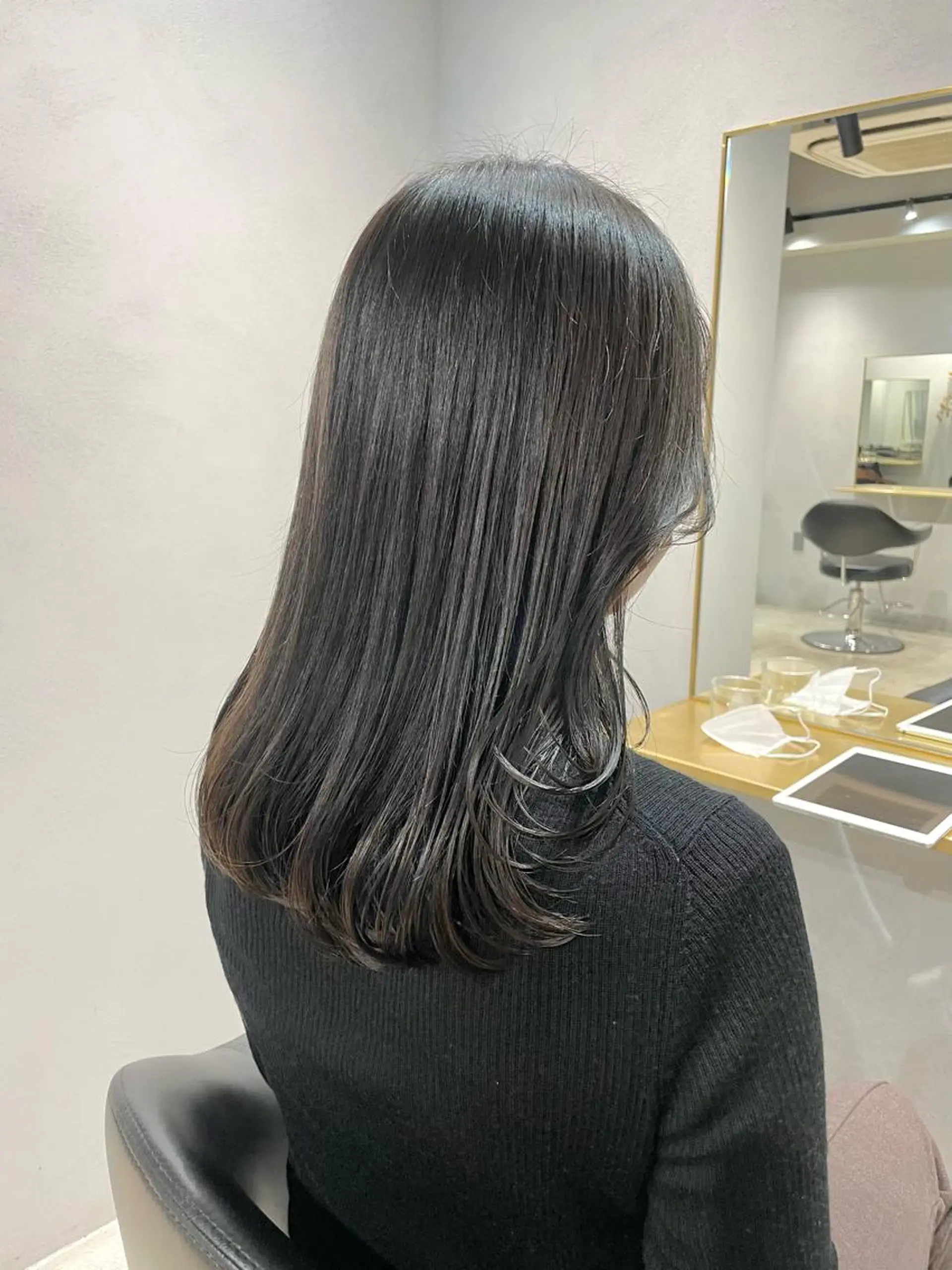 セミロング カラー グレージュ オリーブグレージュ オリーブグレー カット ヘアカラー トリートメント 【arc】Ruri コテ巻き風パーマのヘアスタイル