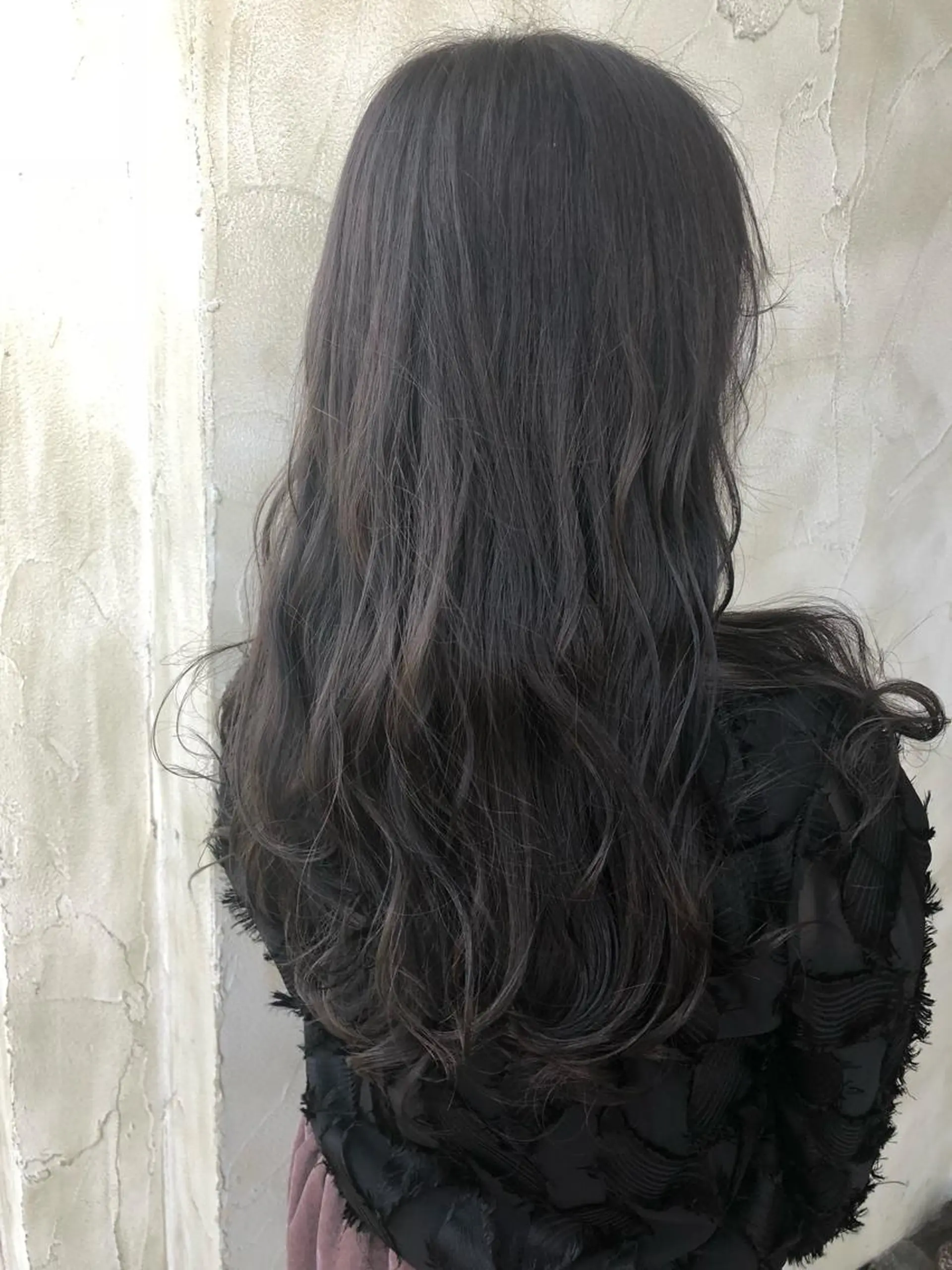 ロング カラー 透明感カラー ダークグレー カット ヘアカラー トリートメント 岩田 萌那のヘアスタイル
