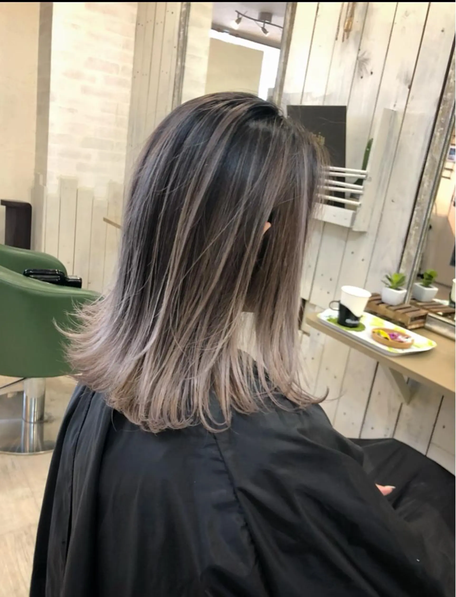 ミディアム 韓国レイヤー外国人風 透明感カラー髪質改善のヘアスタイル