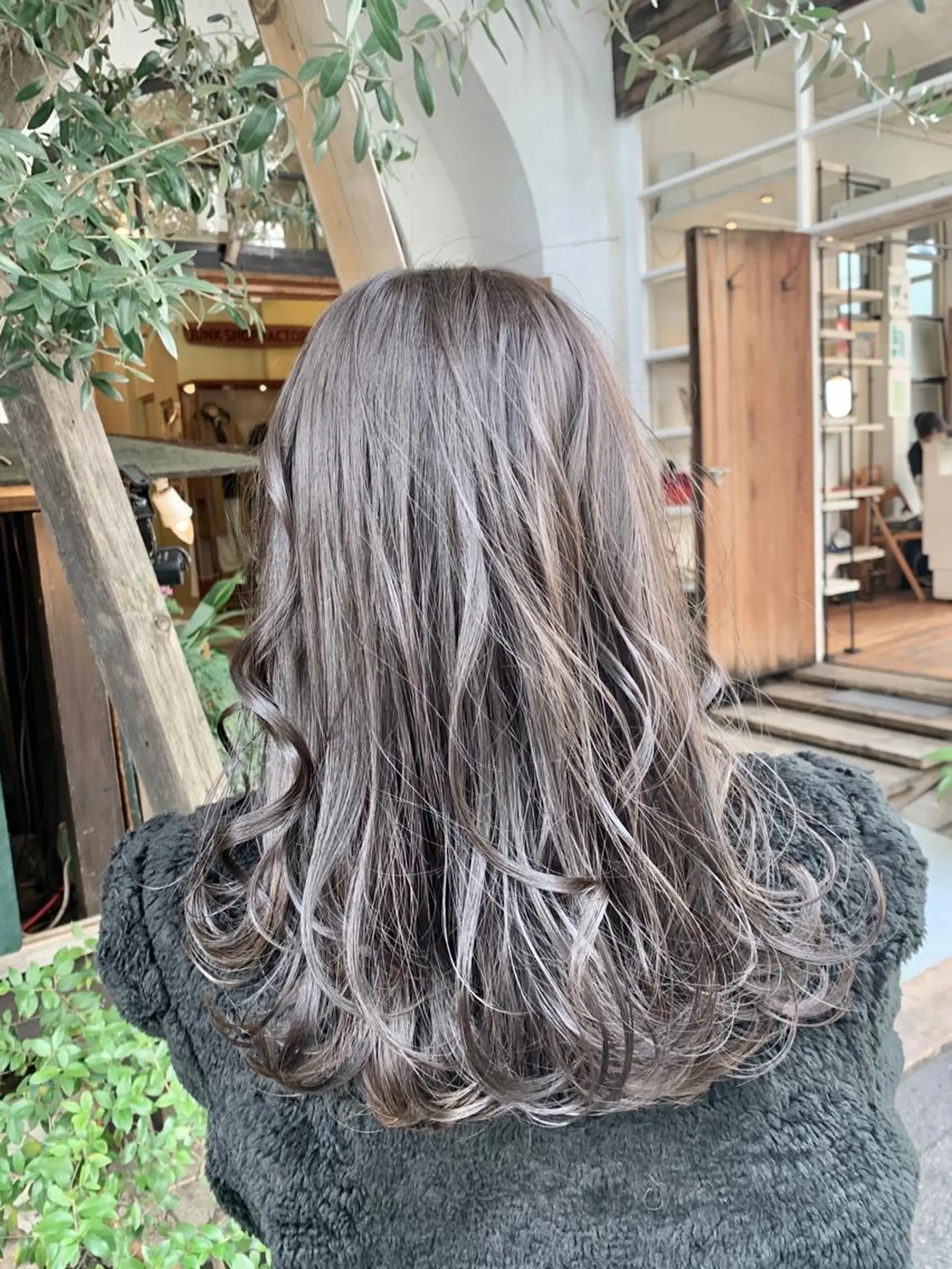 セミロング カラー カット ヘアカラー トリートメント LEB所属・下河 宗太のヘアスタイル