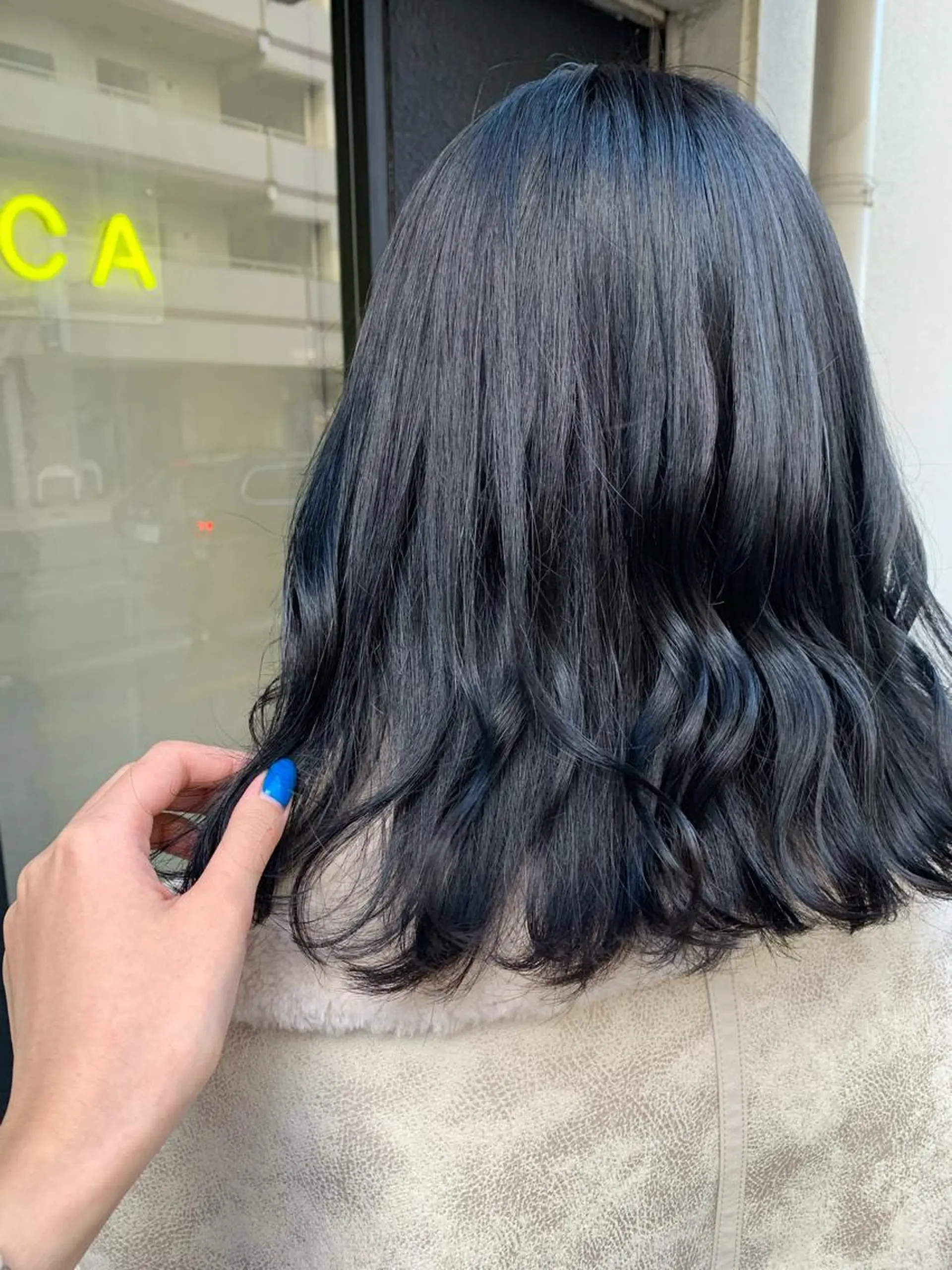 ミディアム カラー 黒髪 ブルーカラー ブルーブラック ヘアカラー トリートメント ﾖｼﾅｶﾞﾏﾕ🦕 透明感カラーのヘアスタイル
