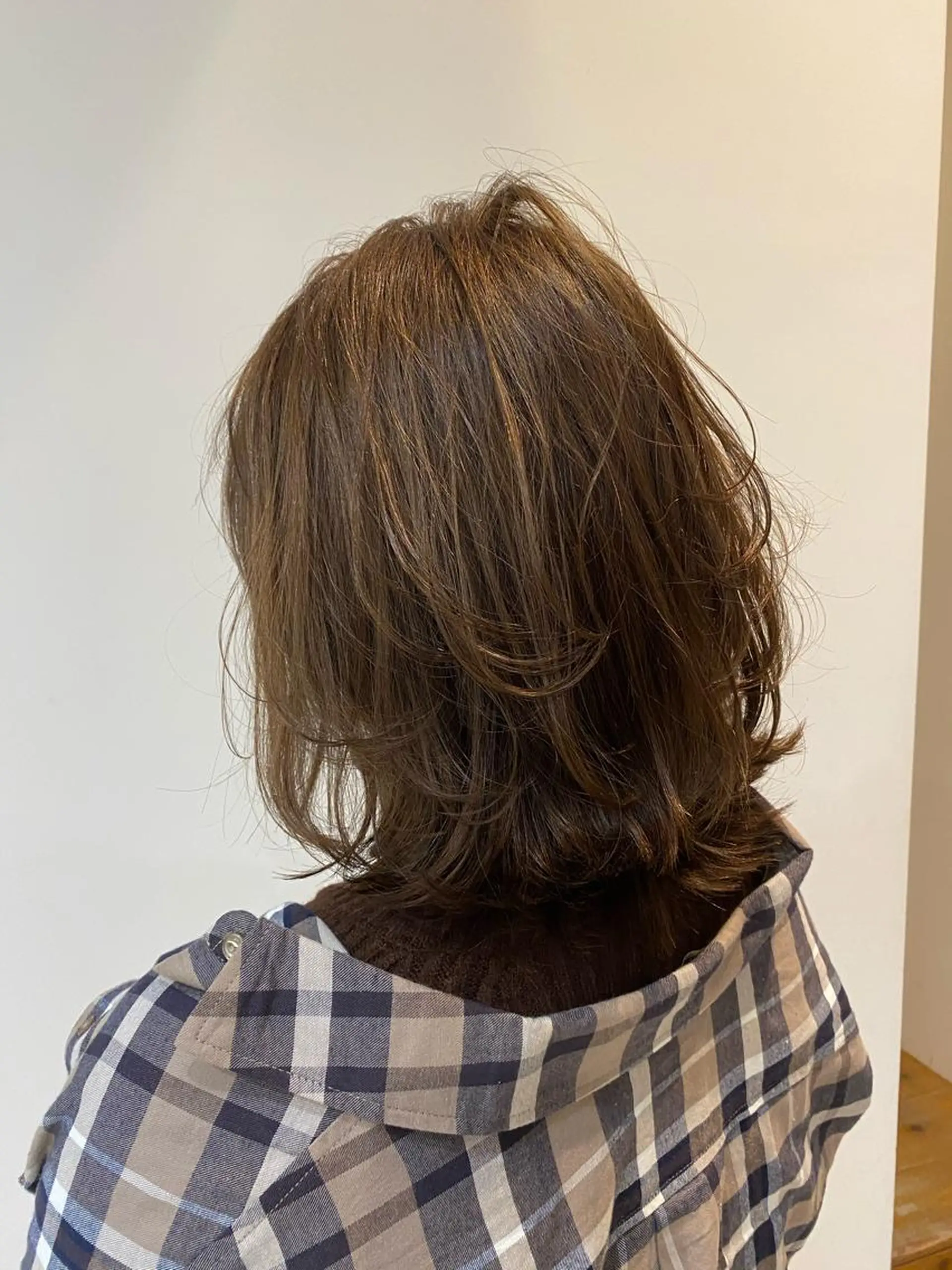 セミロング カラー アッシュ ベージュカラー ブリーチ ブリーチなしカラー カット ヘアカラー 入江 志穂のヘアスタイル