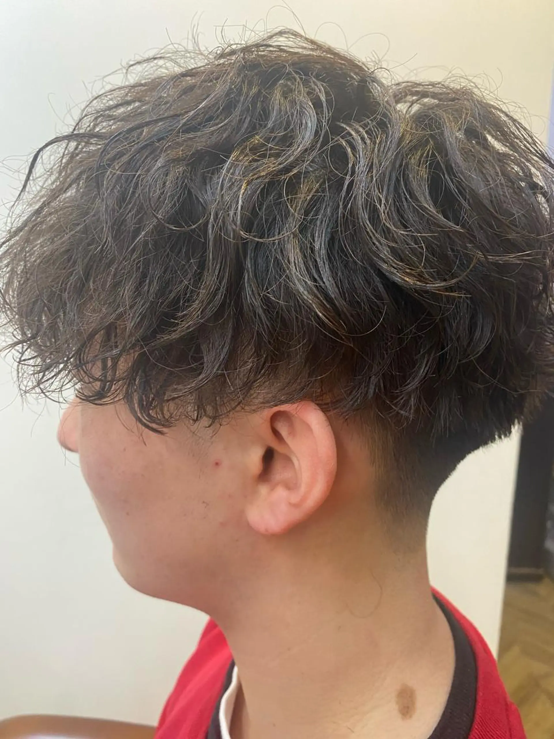 メンズ メンズパーマ カット パーマ 柏のセンターパート のプロ関口 柊太のヘアスタイル