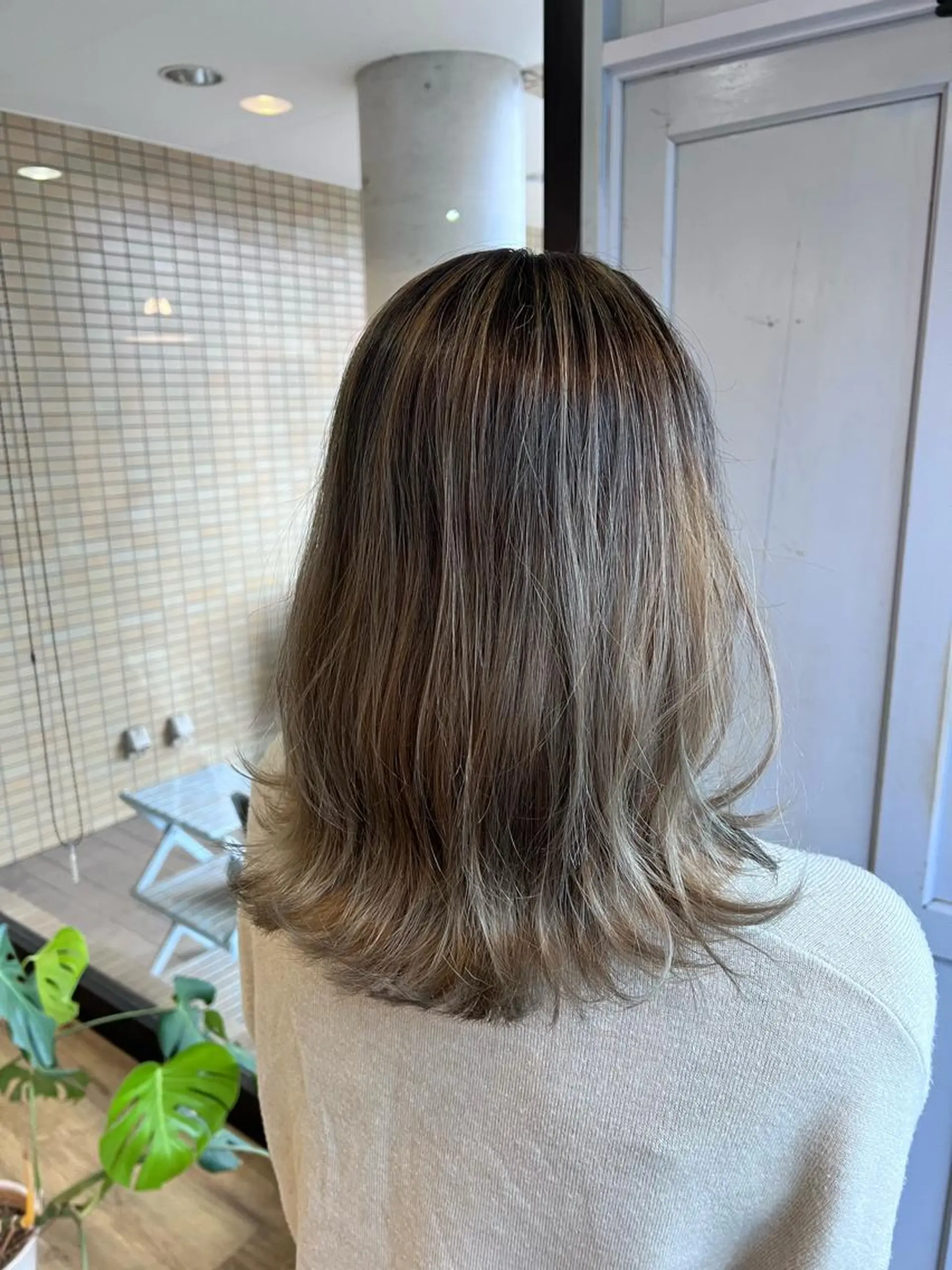 セミロング カラー バレイヤージュ グレージュ レイヤーカット ツキダテ ユイのヘアスタイル