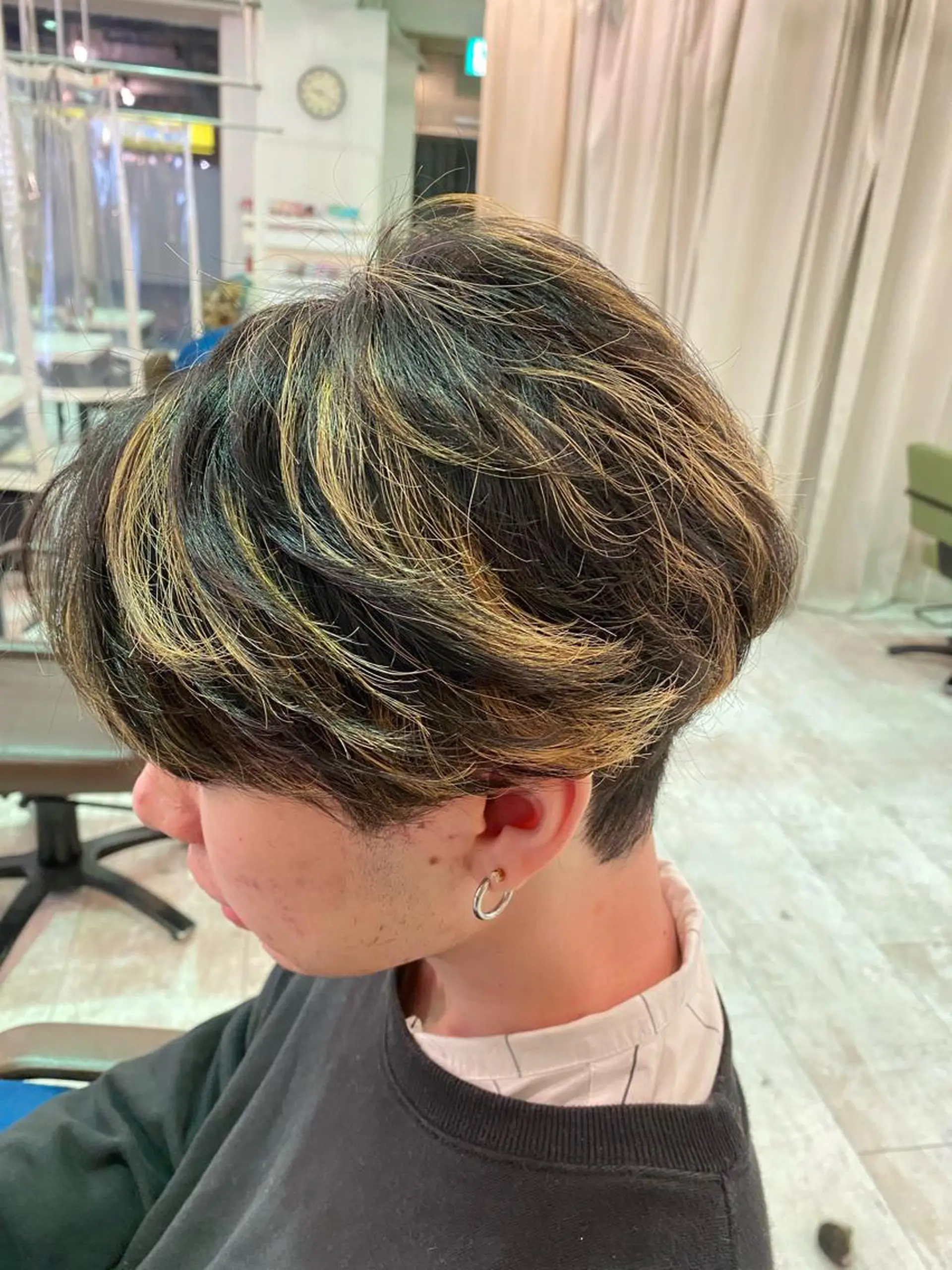 ショート カラー メンズ メンズハイライト 刈り上げ ハイライトカラー ハイライト カット ヘアカラー トリートメント 佐々木 雪菜のヘアスタイル