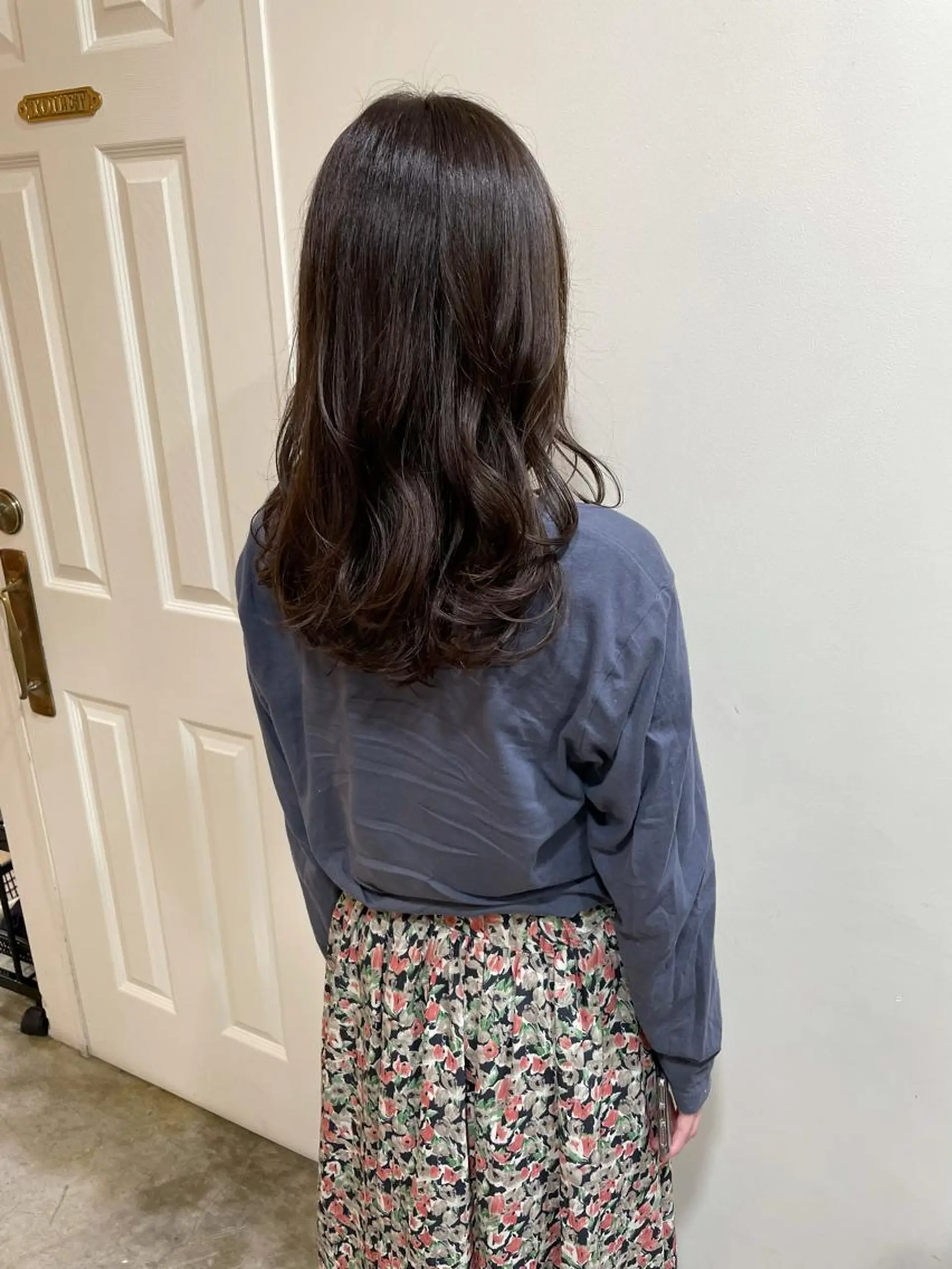セミロング カラー 透明感カラー グレージュ オリーブグレージュ オリーブグレー カット ヘアカラー トリートメント MIOベージュカラー 柔らかいカラーのヘアスタイル