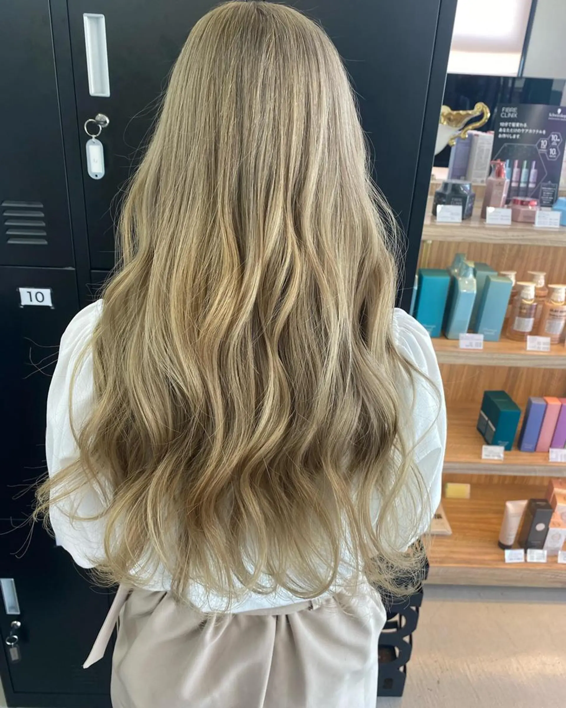 ロング カラー ベージュカラー ブロンド ブロンドベージュ ハイトーンカラー UNDER vr 【アンダーバー】のヘアスタイル