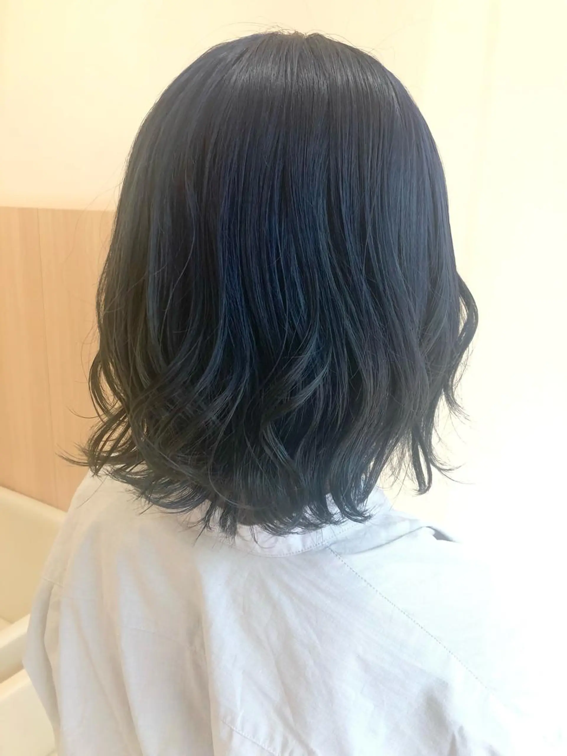 カラー 黒髪 ブルーカラー ブルーブラック ヘアカラー トリートメント 中川 あすきのヘアスタイル