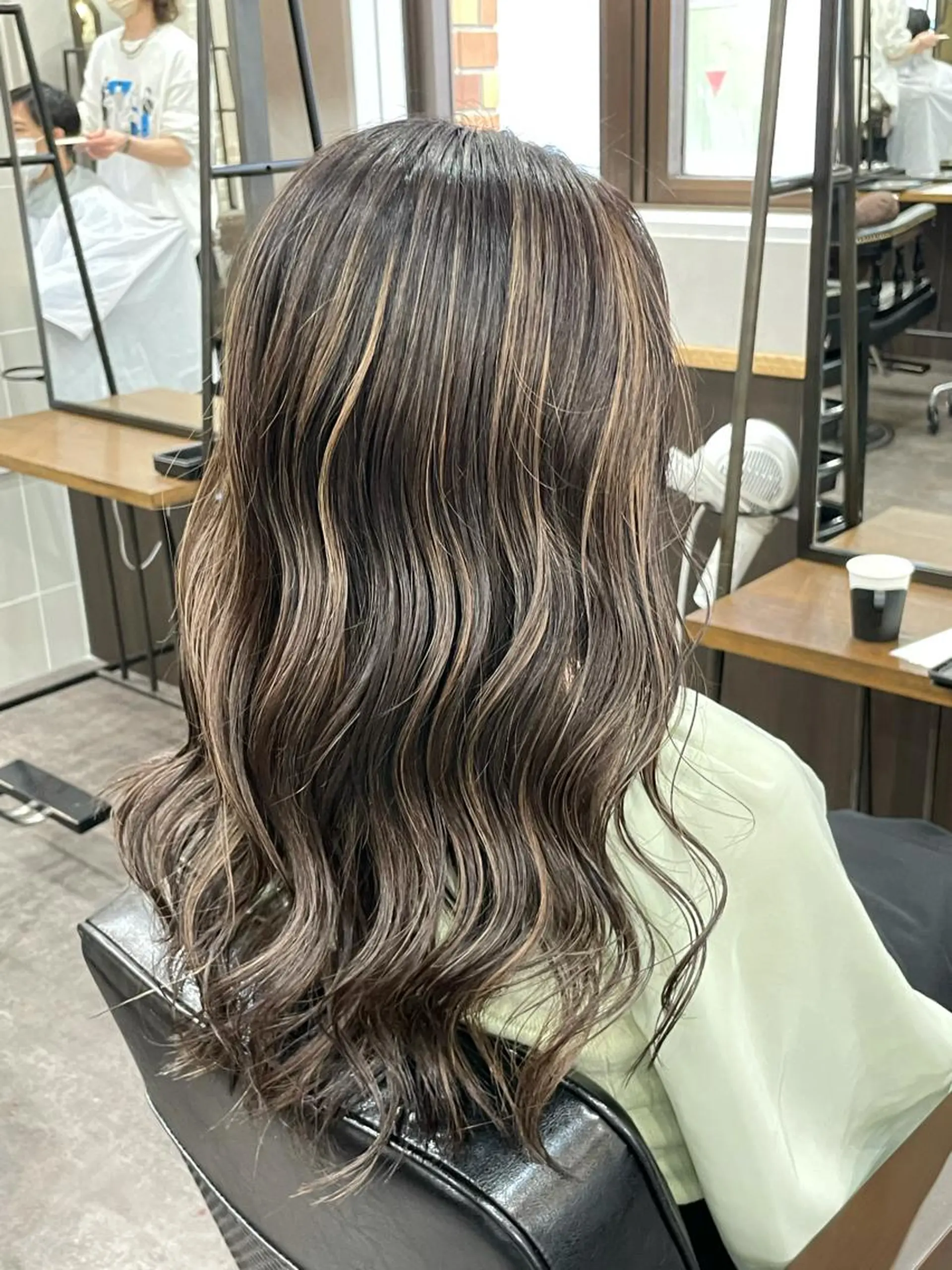 ロング カラー ベージュカラー ハイライトカラー ハイライト レイヤー/艶カラー 🫧守利のヘアスタイル