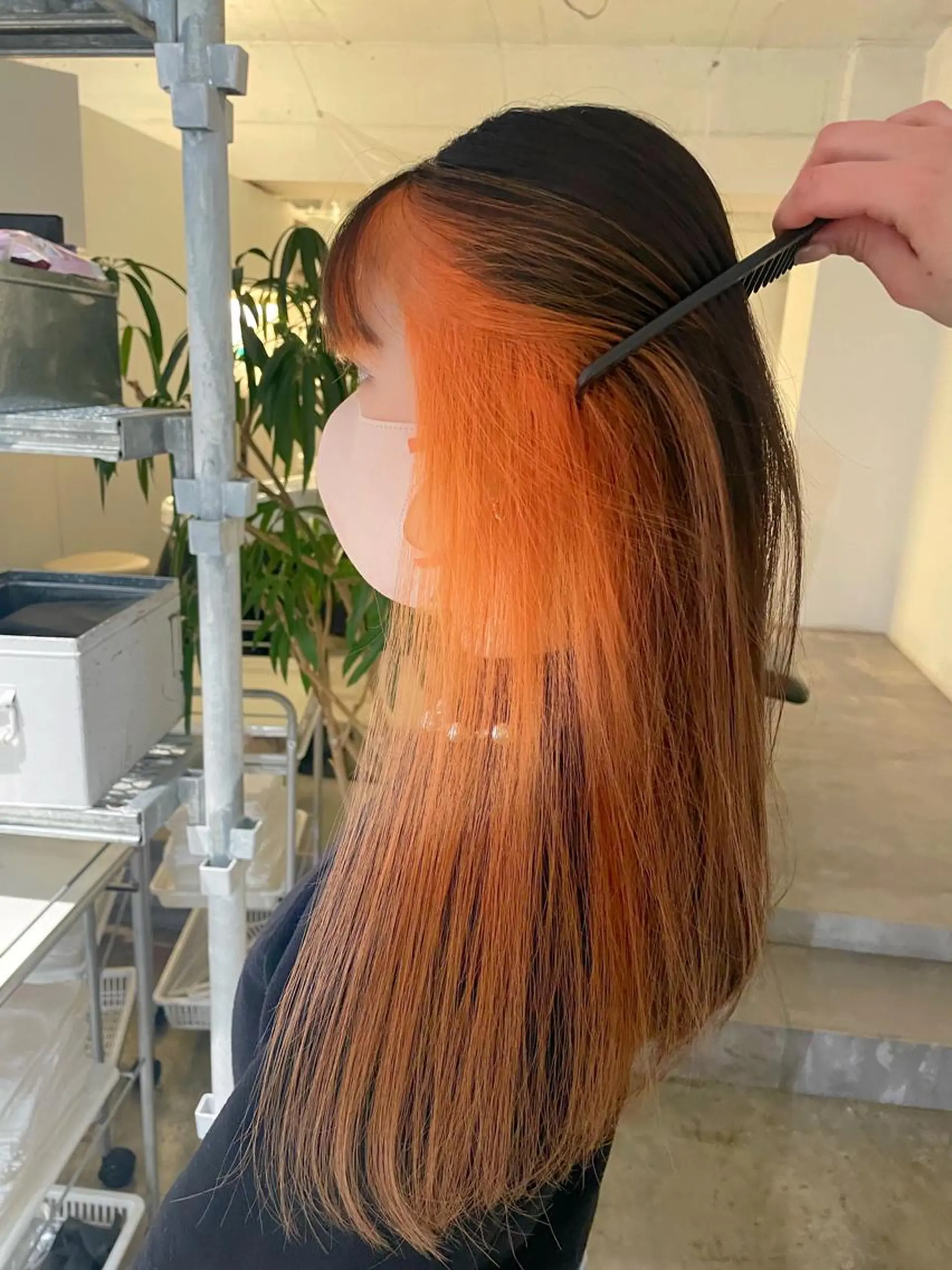 ロング カラー ベージュカラー デザインカラー イヤリングカラー インナーカラー オレンジ ヘアカラー トリートメント 暖色カラー🍒 ケアブリーチ/akiのヘアスタイル