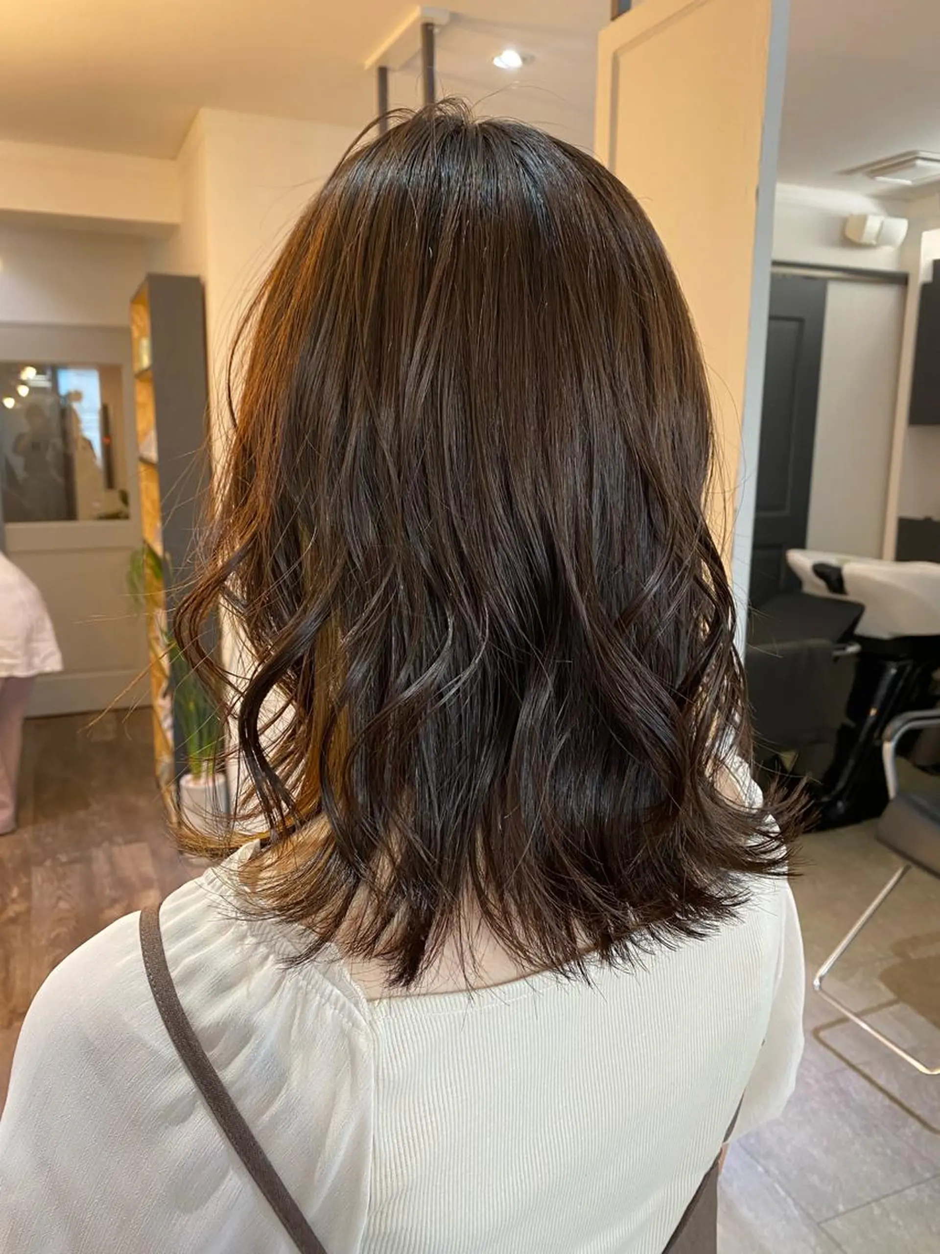 セミロング ハイライト 髪質改善 韓国風ヘア レイヤーカット 縮毛矯正 カット ヘアカラー トリートメント ボブ/透明感カラー 岸本涼奈のヘアスタイル