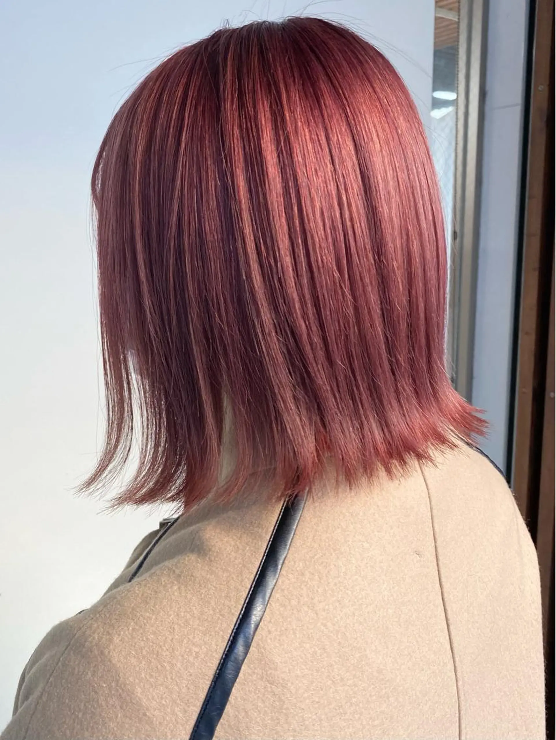 ショート カラー ベージュカラー ピンクカラー ピンクベージュ ボブ 外ハネヘア コントラスト バレイヤージュ志鎌のヘアスタイル