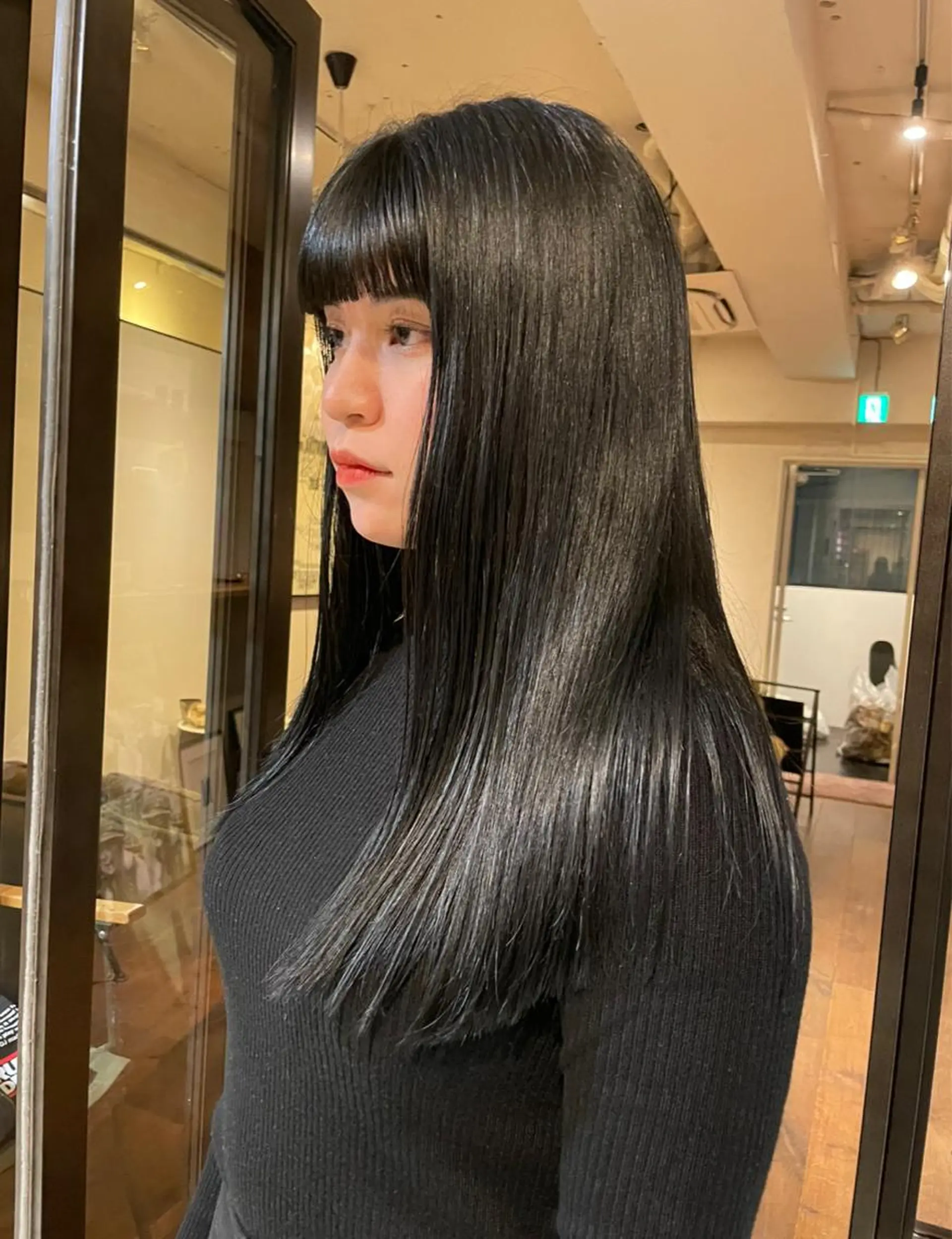 ロング 縮毛矯正 ファッションに 溶け込むstyleのヘアスタイル