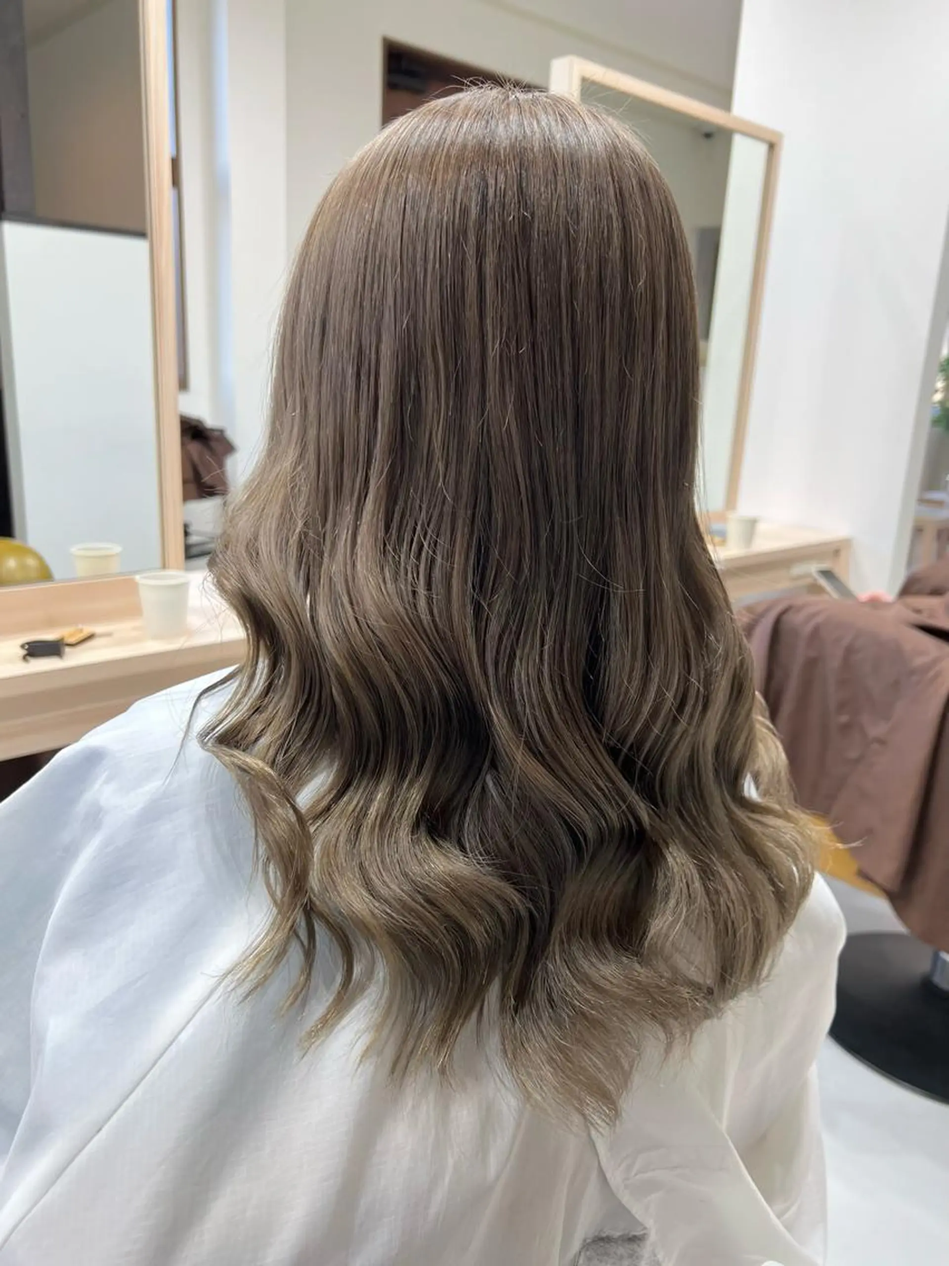 セミロング カラー ベージュカラー ブリーチ ケアブリーチ ハイトーンカラー ミルクティーベージュ 松本 菜那のヘアスタイル
