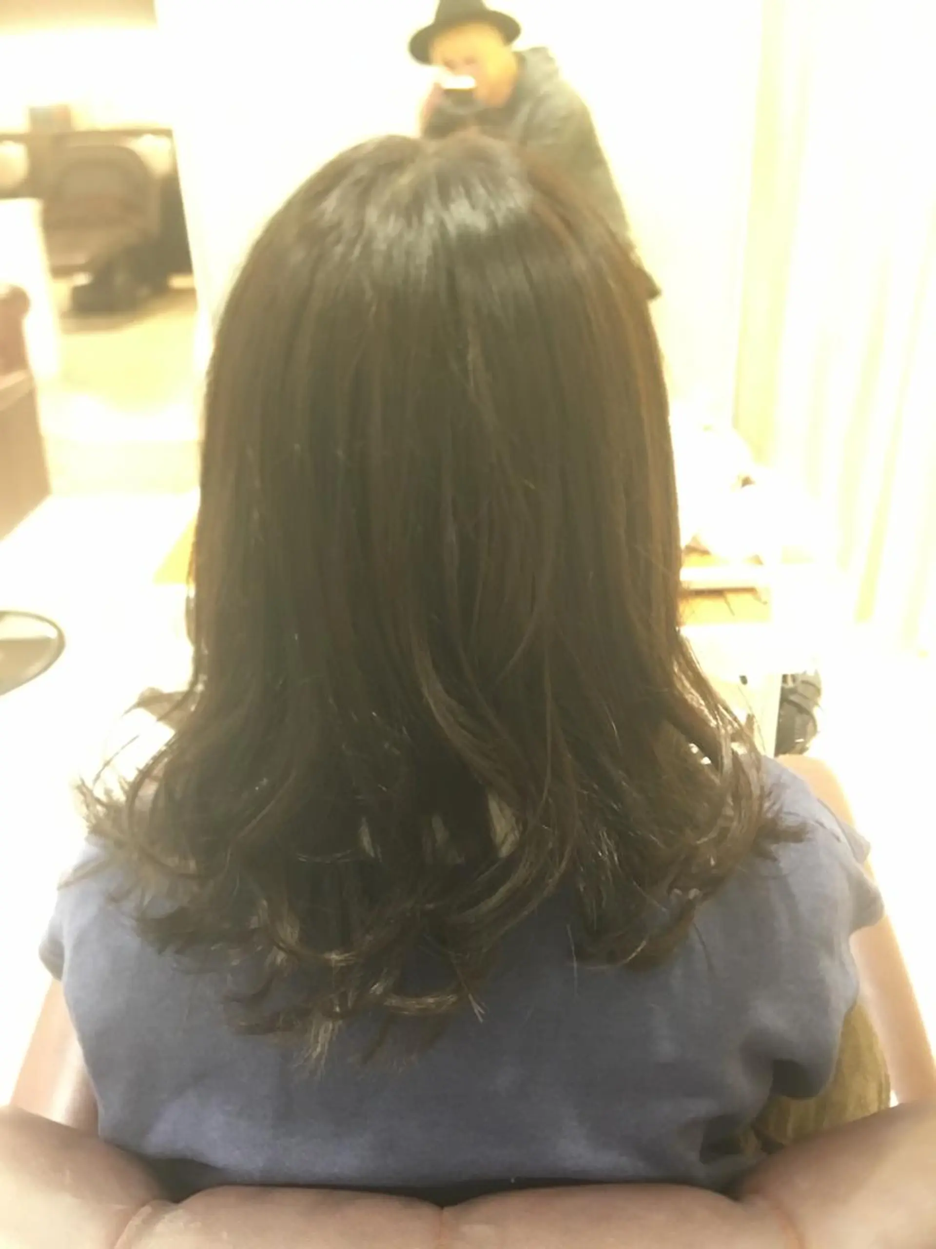 セミロング カラー 外ハネヘア ブリーチカラー🌈 嘉名 真樹のヘアスタイル