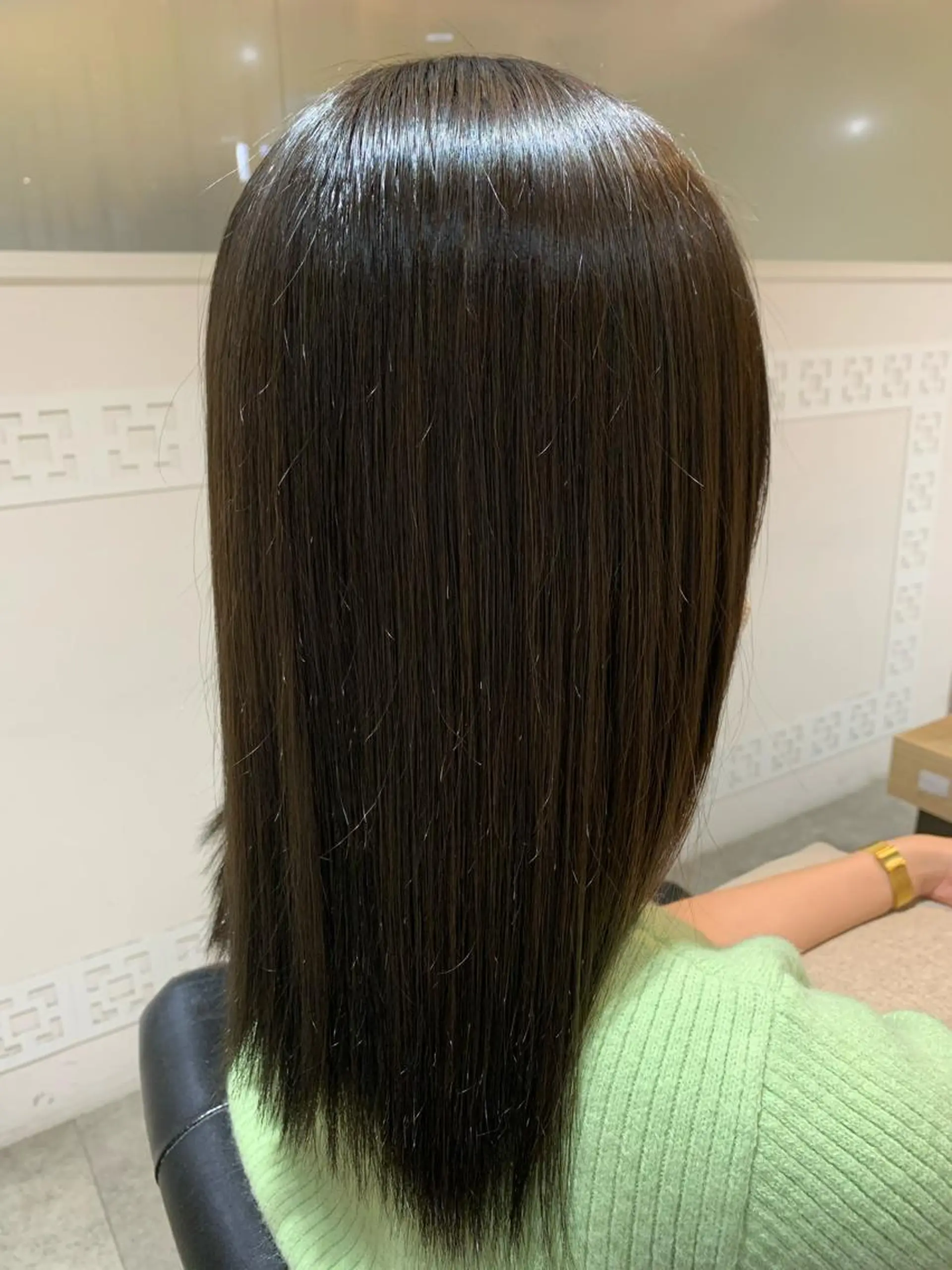 ミディアム カラー ブリーチ グレージュ ブリーチなしカラー オリーブグレージュ オリーブグレー サロウィン(SALOWIN)原宿iori店所属・れい🫧 ハイトーン特化のヘアスタイル