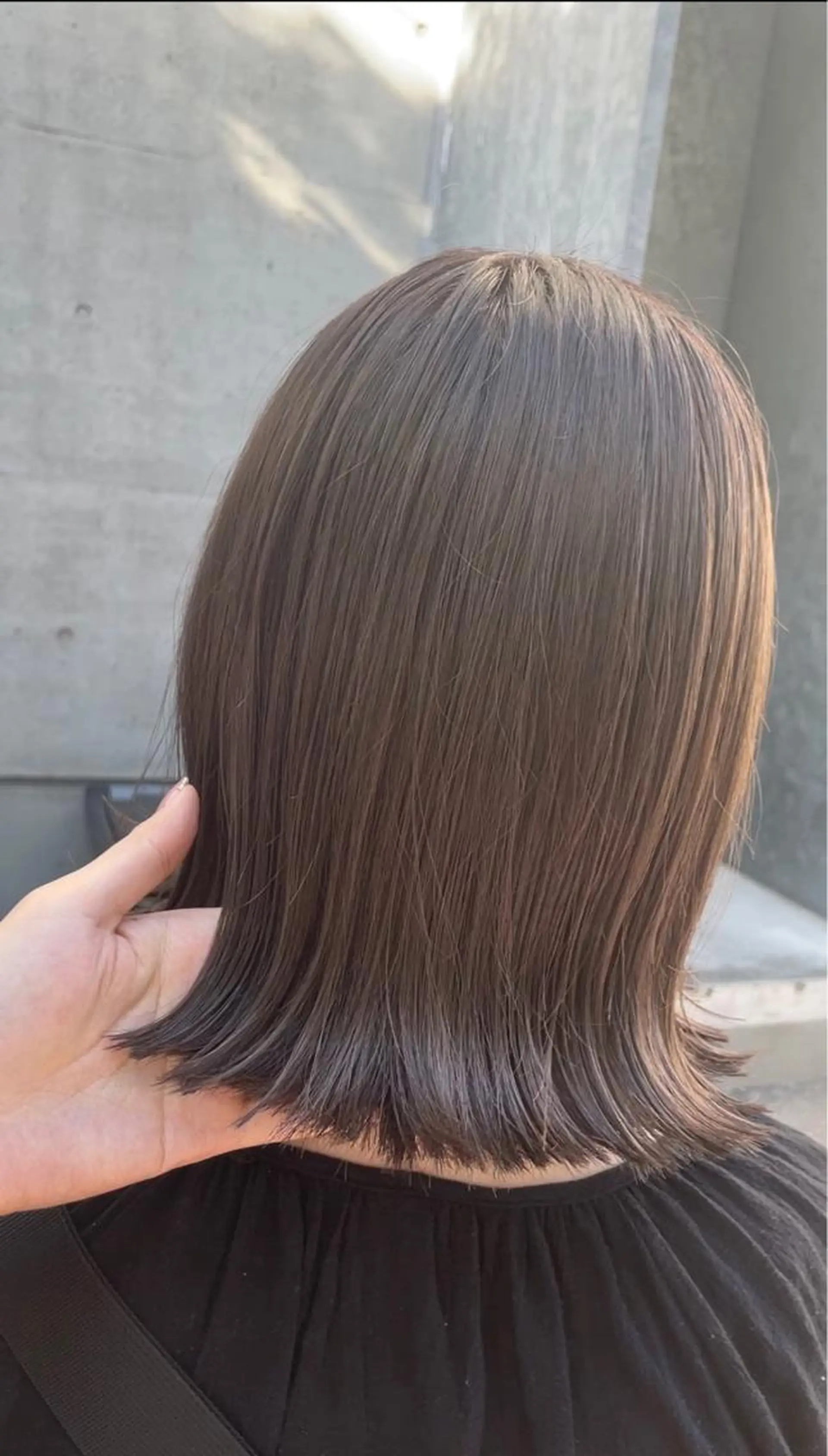 ミディアム カラー 切りっぱなしボブ グレージュ ボブ カット ヘアカラー トリートメント BEBE所属・ブリーチなし 透明感カラーKANAのヘアスタイル