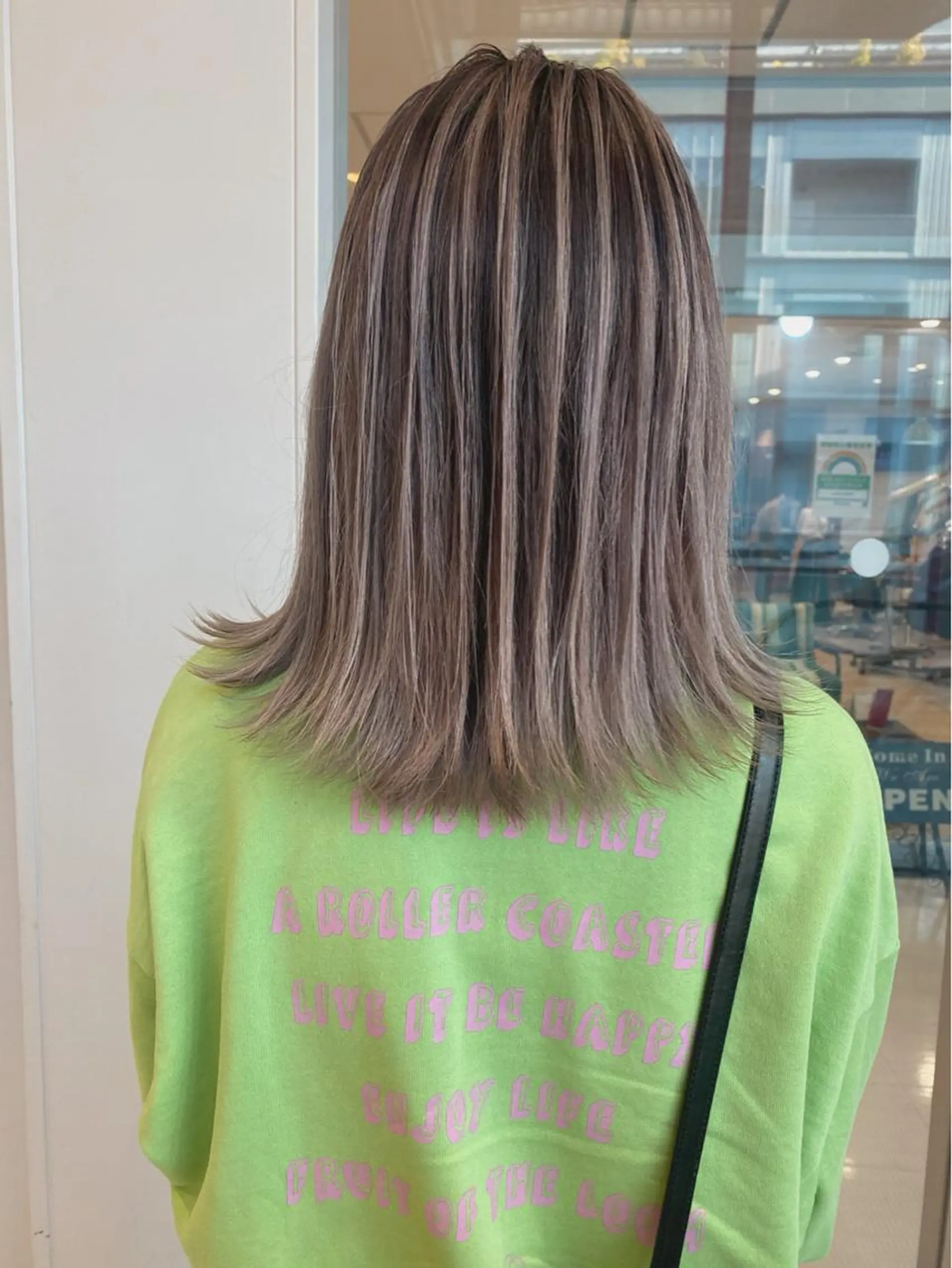 ミディアム レイヤーカット まお♡レイヤーカット 耳ツボジュエリーのヘアスタイル