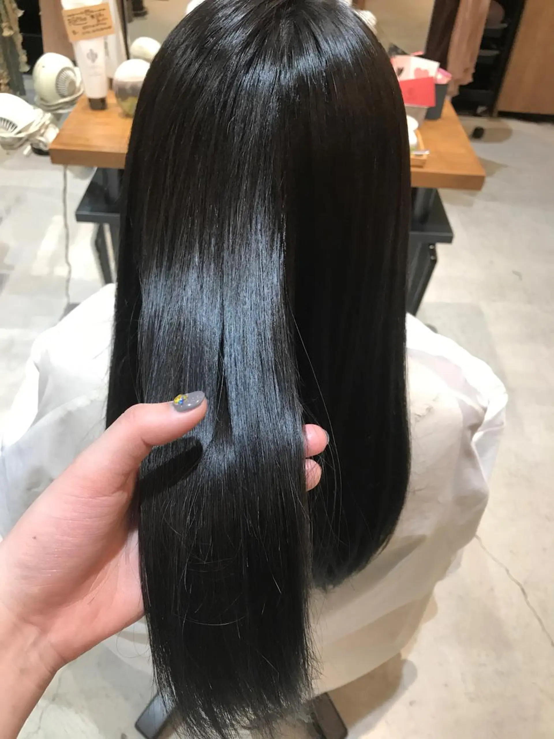 ロング カラー アッシュ アッシュグレー ブリーチ トリートメント トリートメント 入江 志穂のヘアスタイル