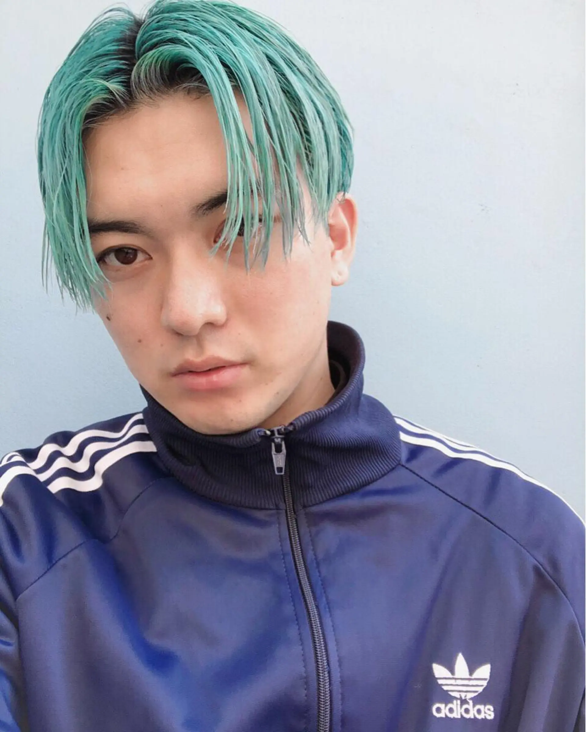 ショート カラー メンズ メンズブリーチ センターパート ブリーチ ブルーカラー ミント カット ヘアカラー トリートメント Loom.所属・村上雅人 ナチュラルモードのヘアスタイル