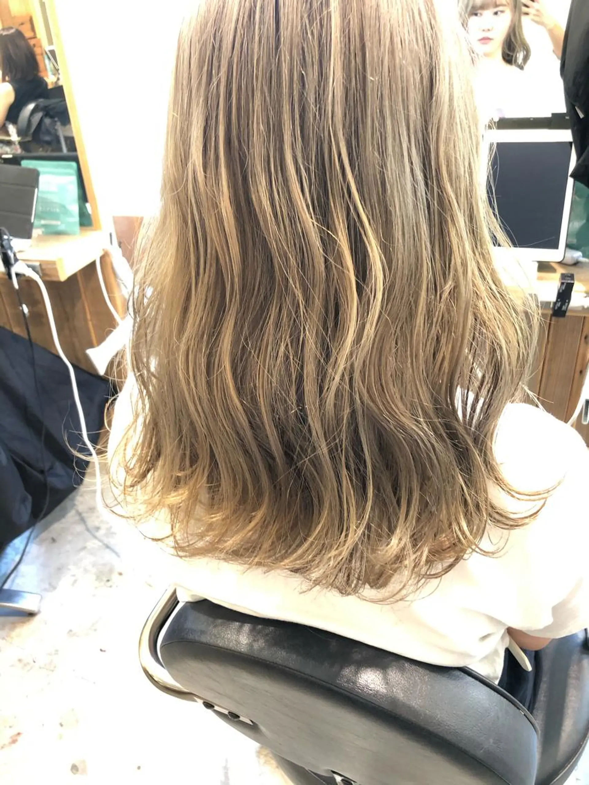 セミロング カラー ベージュカラー ブリーチ ミルクティーベージュ 舘野 太嘉宏のヘアスタイル