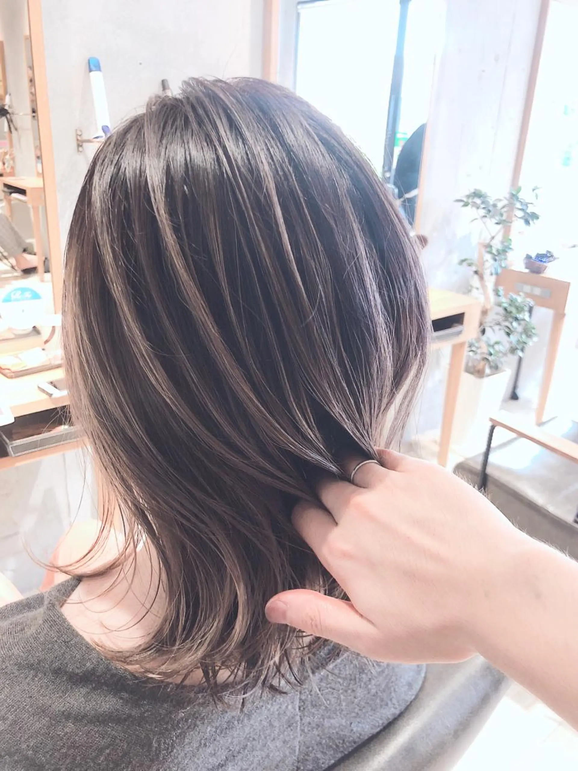 ミディアム レイヤーカット REVE所属・馬場  麻応のヘアスタイル