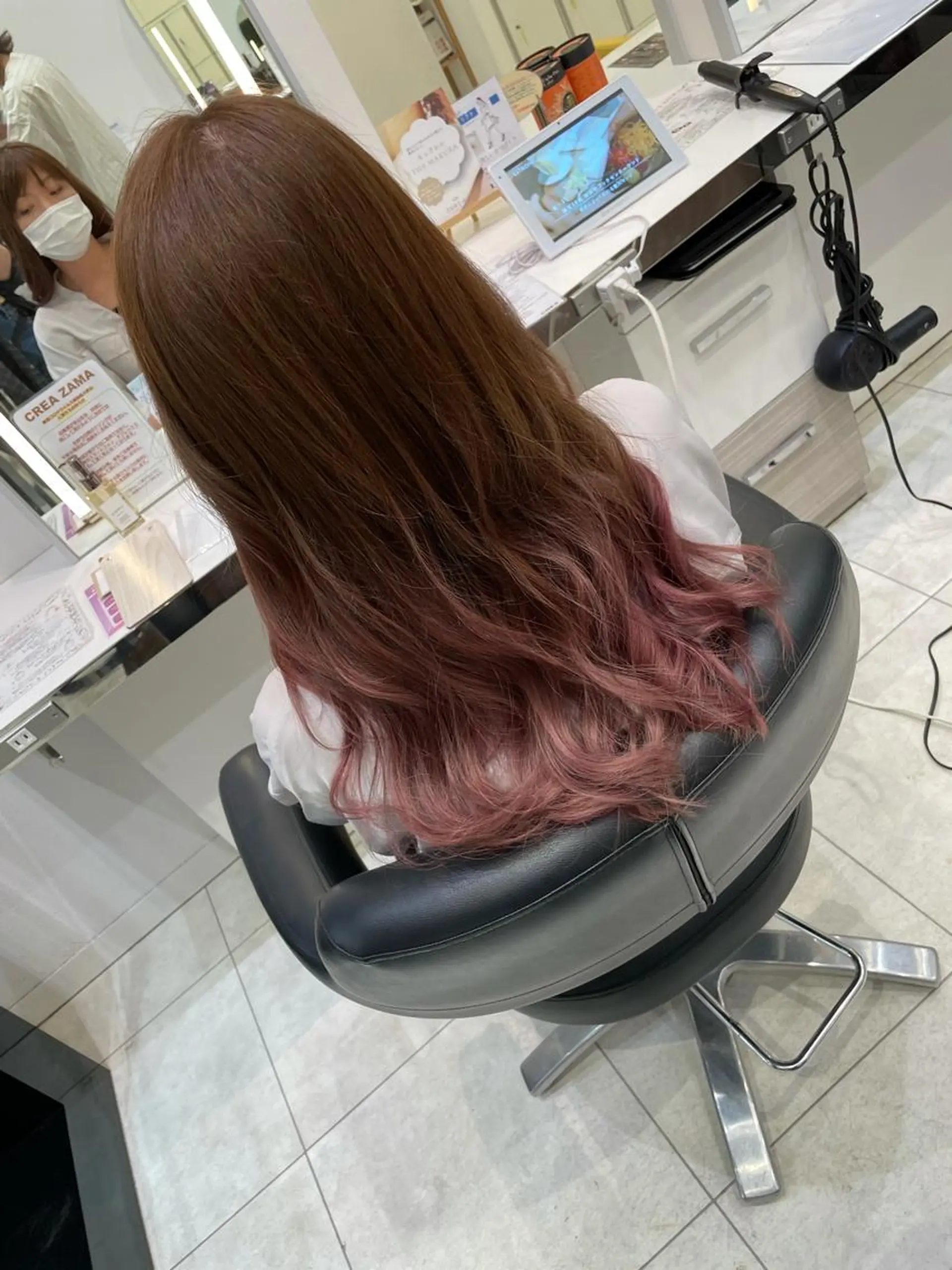 ロング ヘアカラー 岸 保奈美のヘアスタイル