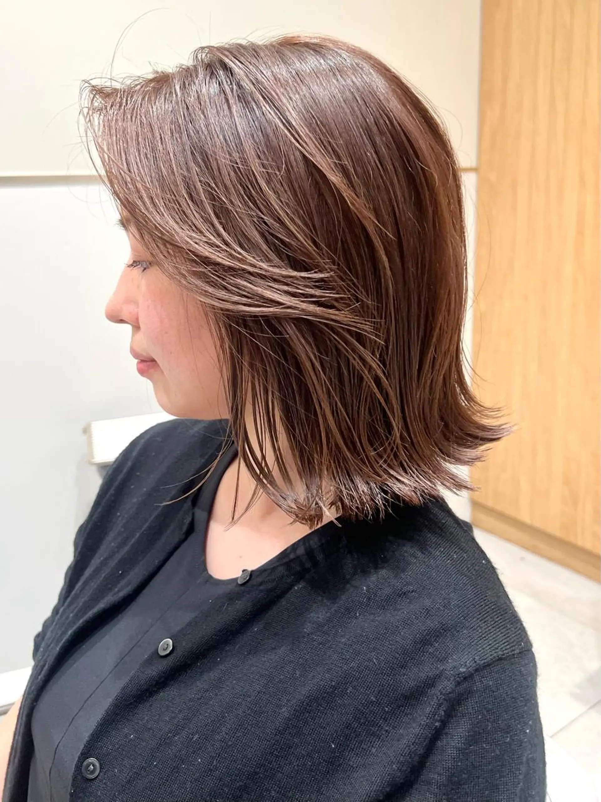 ショート カラー 切りっぱなしボブ 前下がりボブ ブリーチ グレージュ イルミナカラー カット ヘアカラー トリートメント ニュアンスレイヤー ハイトーンカラーのヘアスタイル