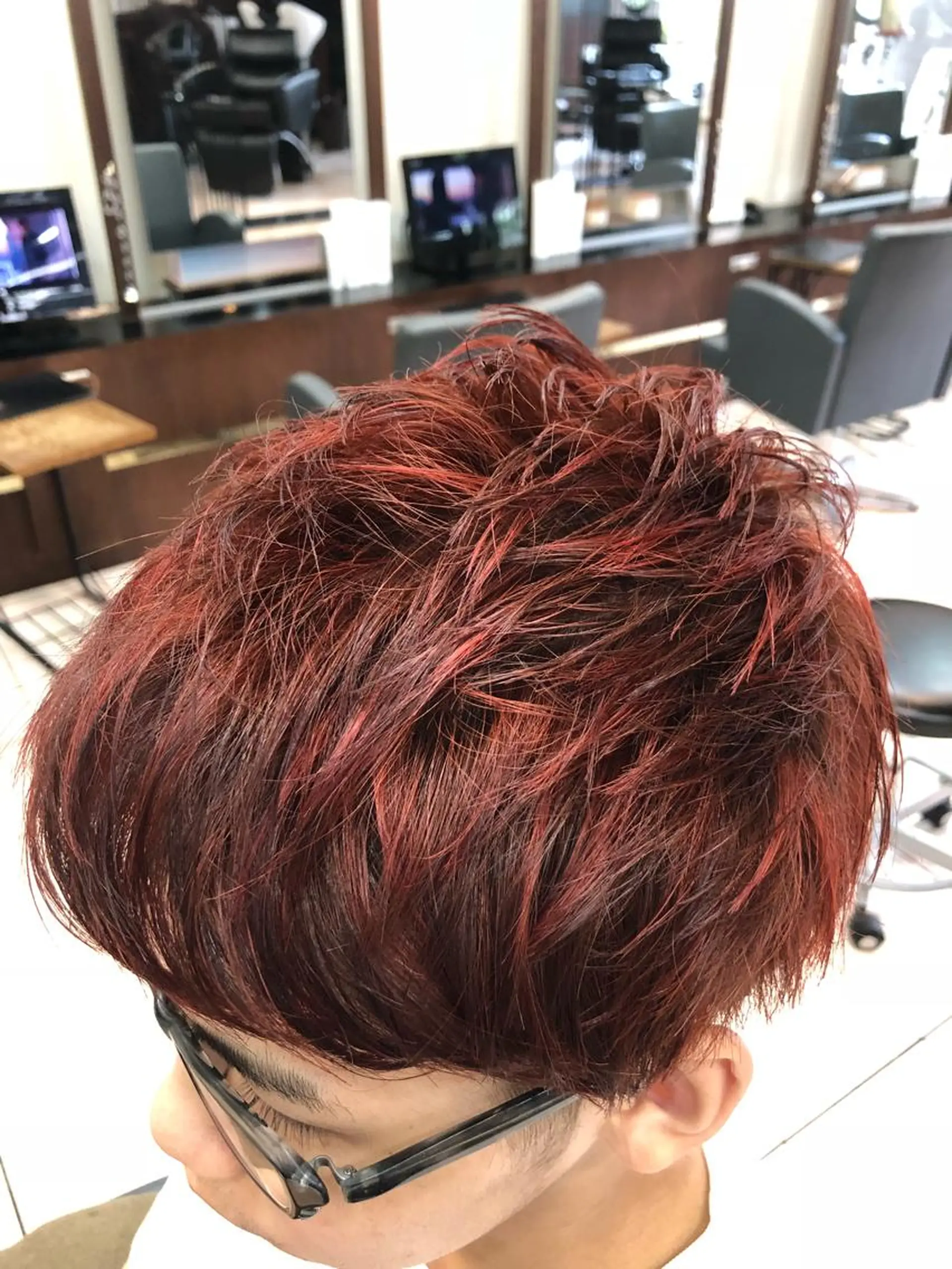 カラー メンズ メンズハイライト ハイライトカラー ピンクカラー レッドカラー カット パーマ SHAFT Ieiriのヘアスタイル