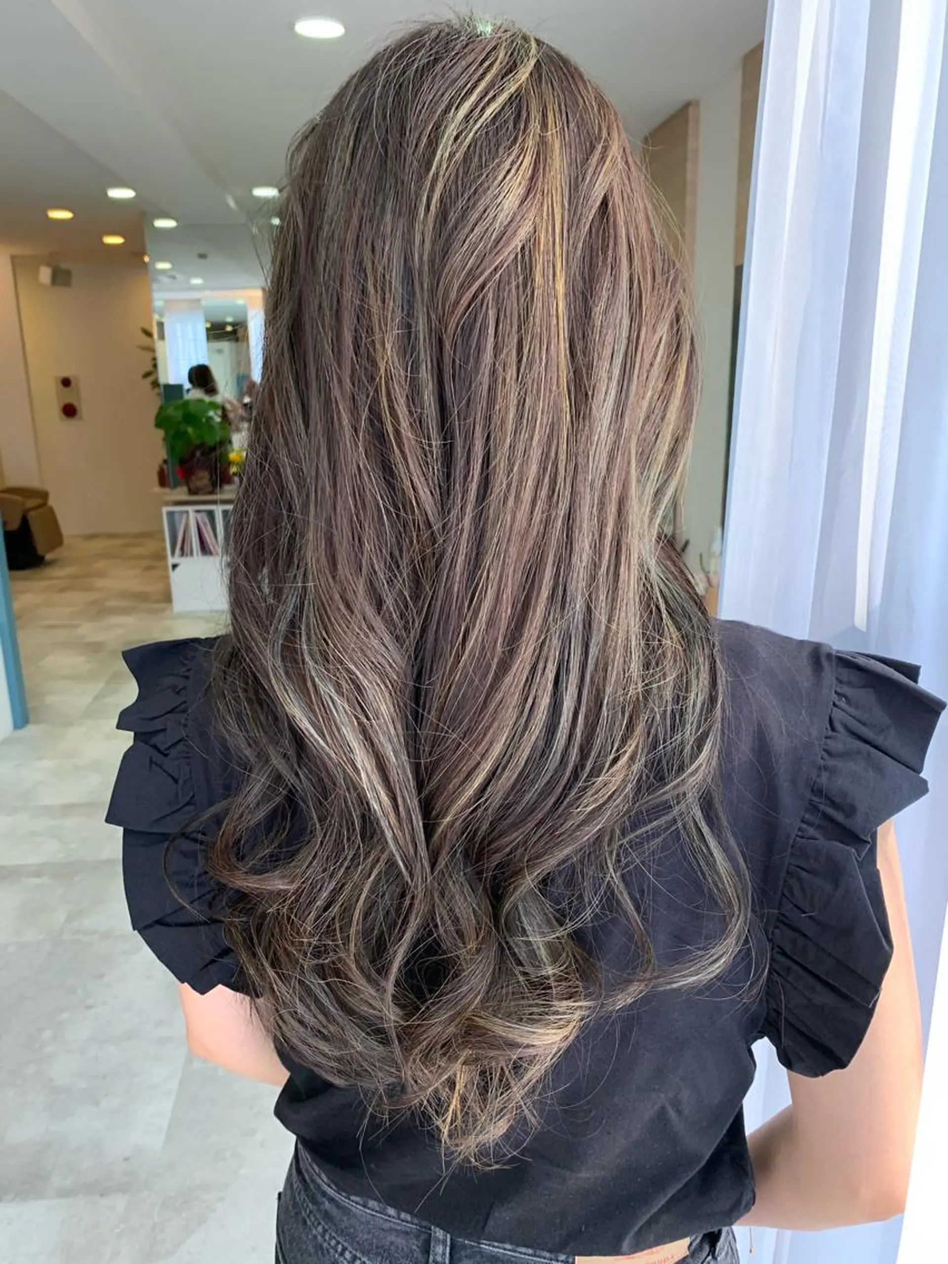 ロング カラー アッシュ ブリーチ ケアブリーチ 透明感カラー ダブルカラー カット ヘアカラー トリートメント モリシュンスケ /レイヤー/髪質改善のヘアスタイル