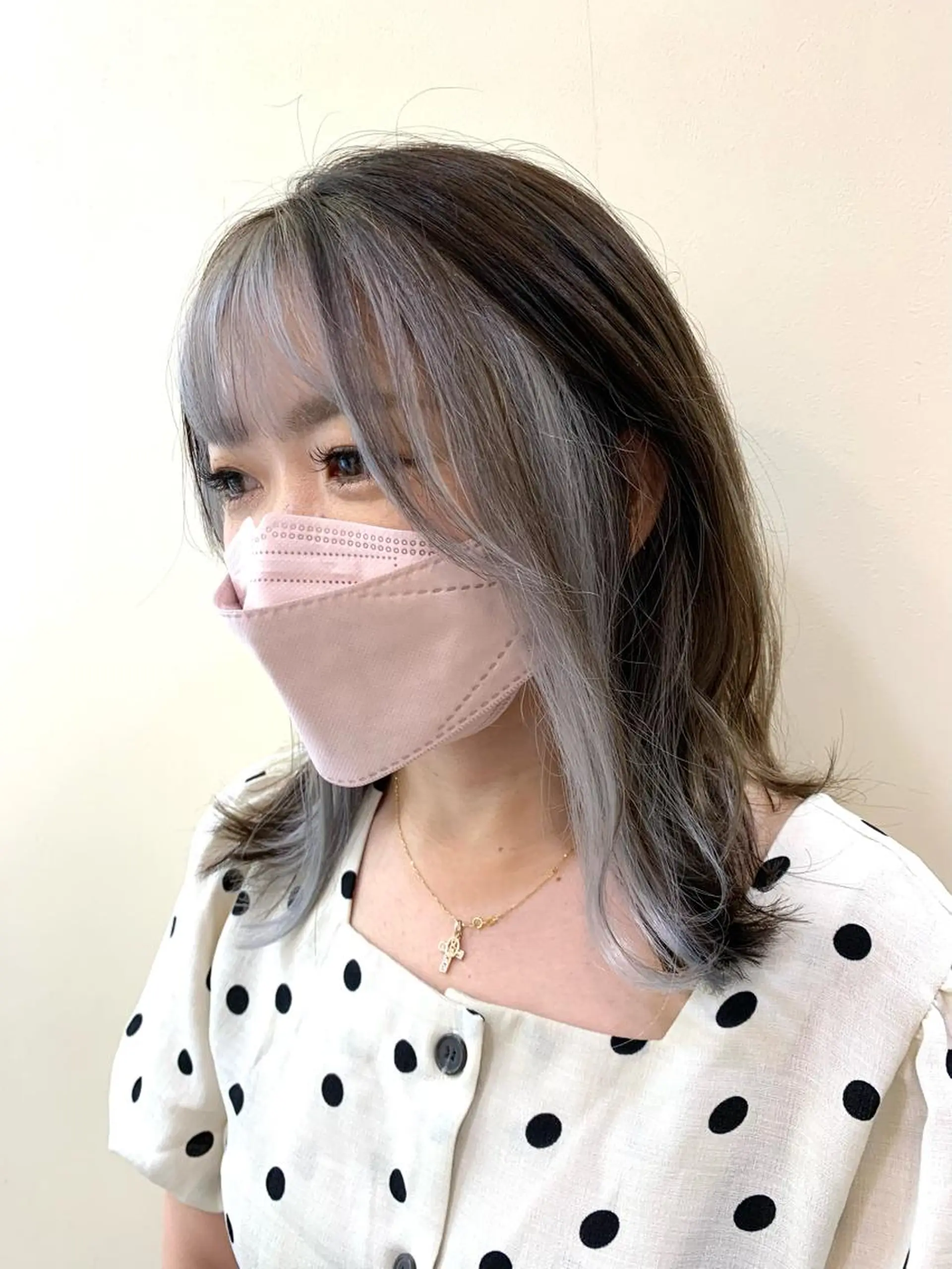 ミディアム カラー ミストバング  フェイスフレーミング シルバー カット ヘアカラー トリートメント 板倉 花連のヘアスタイル