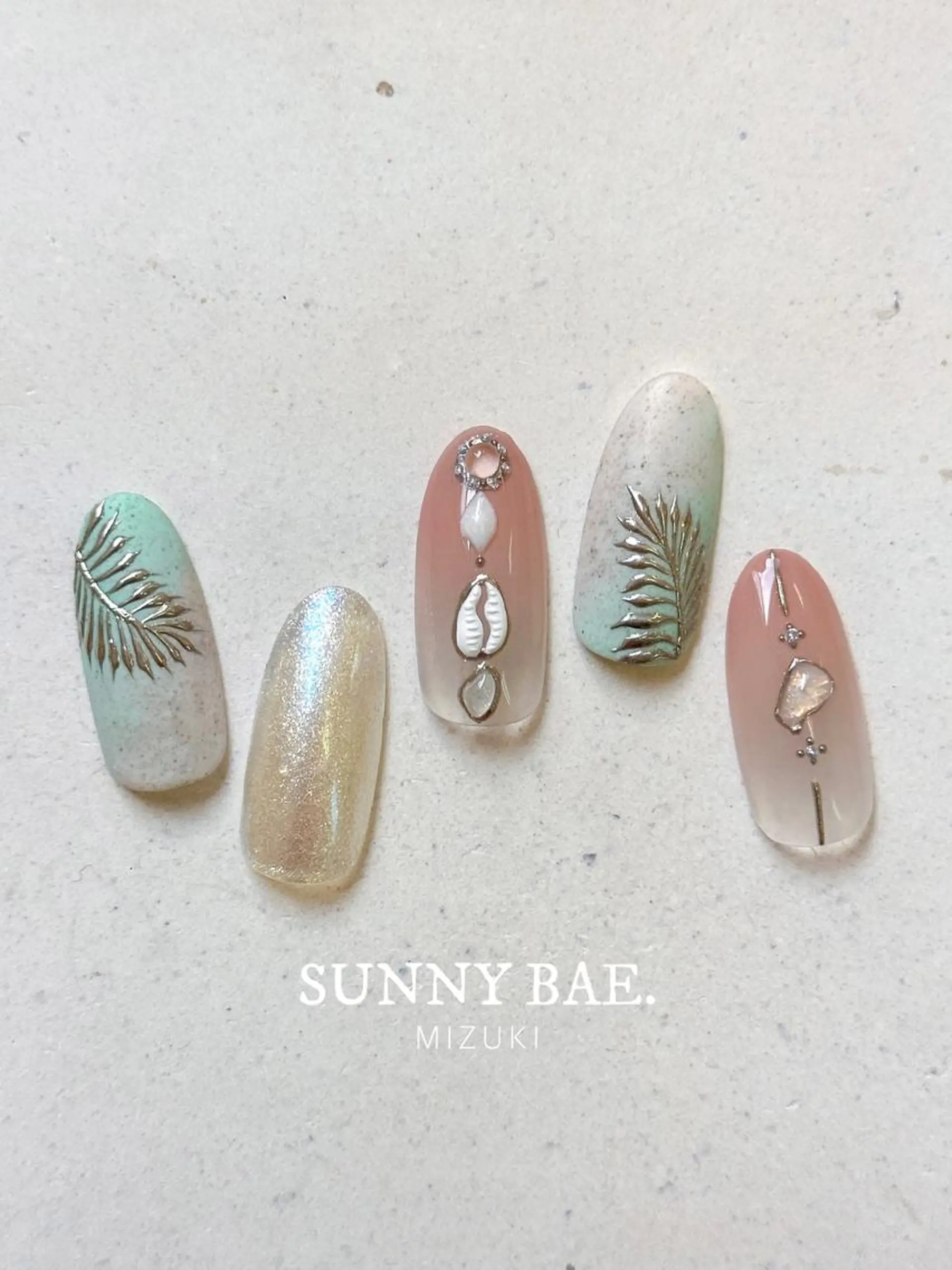 ネイル ジェルネイル グリーン ミラーネイル パステルネイル 夏ネイル ハンドネイル SUNNY BAE. 🌼MIZUKIのネイルデザイン