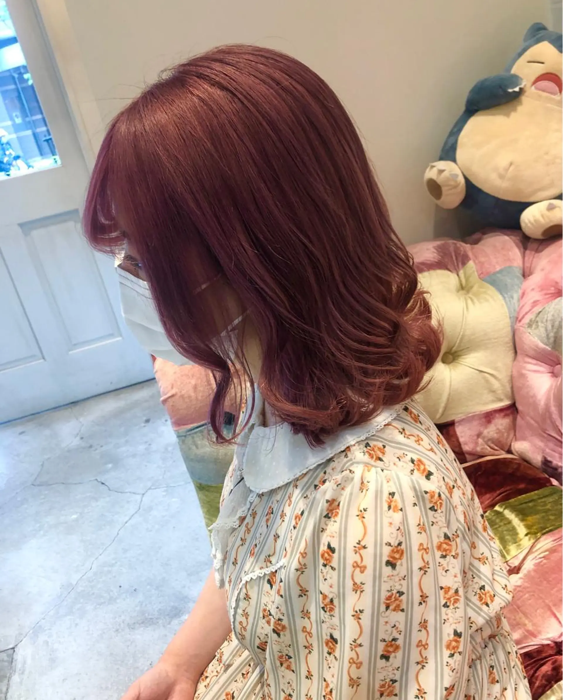 セミロング カラー ピンクカラー レッドカラー tomoka 推しカラーのヘアスタイル