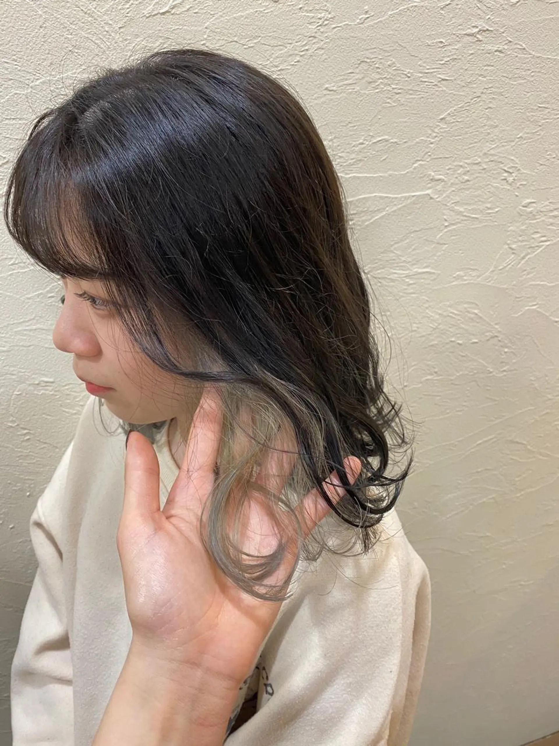 ミディアム カラー 黒髪 ブリーチ ブルーカラー ブルーブラック ハイトーンカラー カット ヘアカラー トリートメント ENIF ヤマグチアツコのヘアスタイル