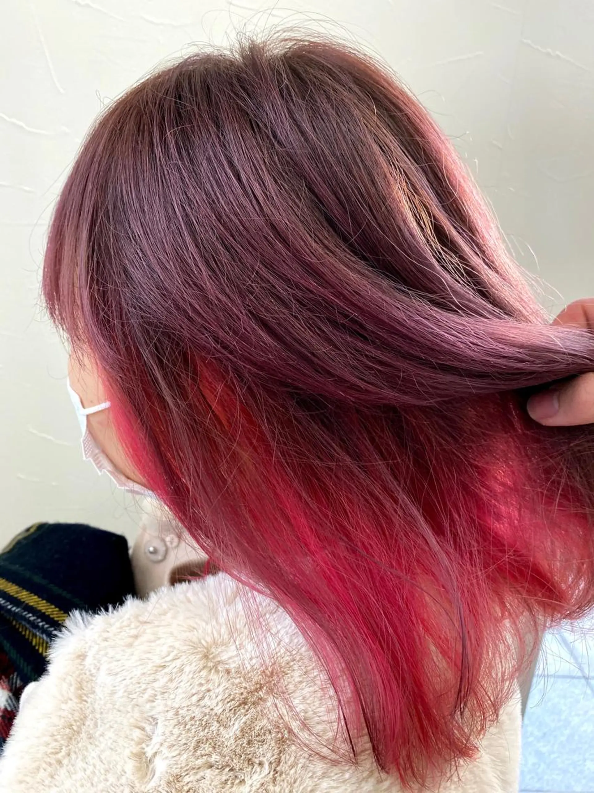 セミロング カラー ブリーチ ピンクカラー レッドカラー 神戸 蒼司のヘアスタイル