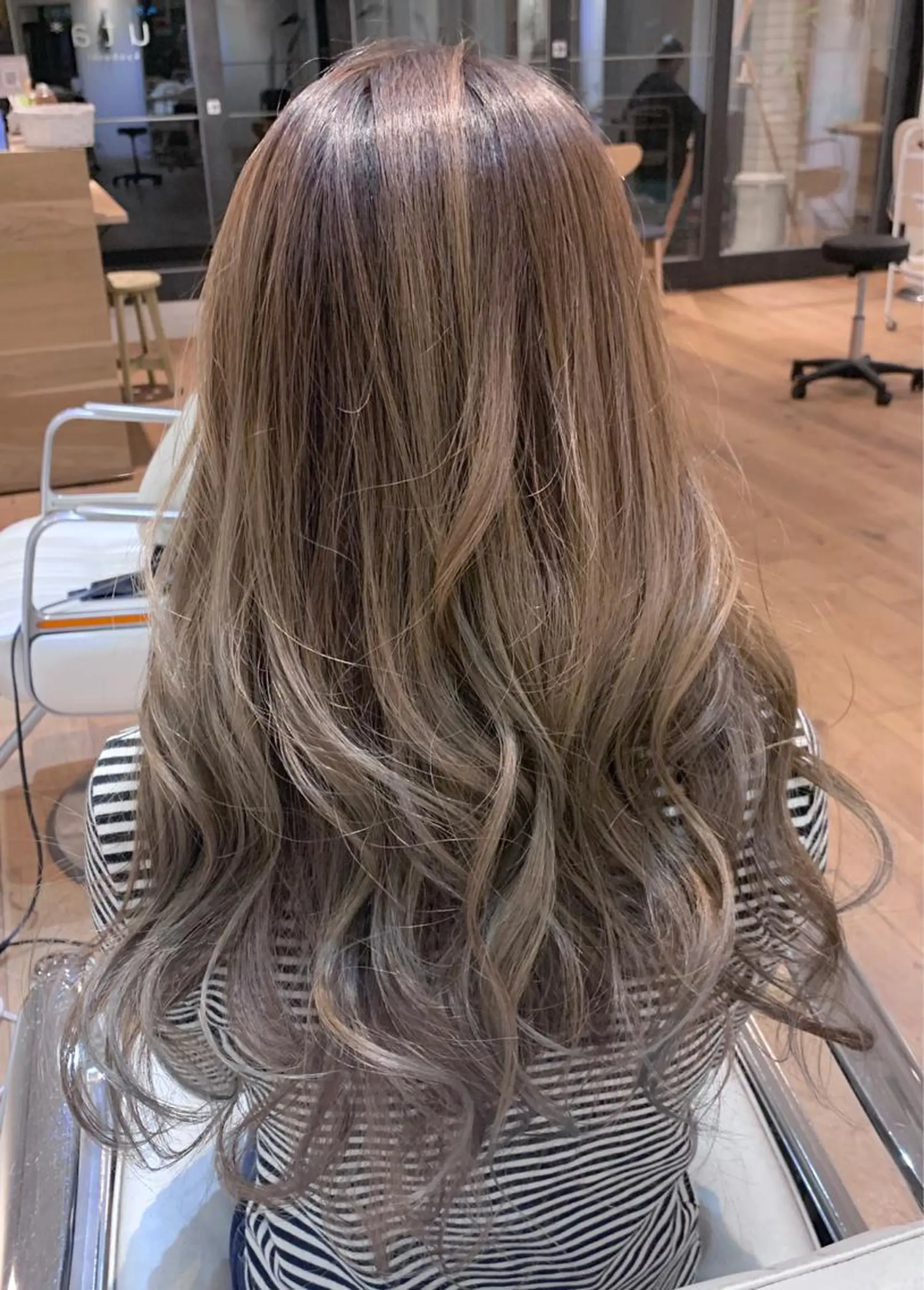 ロング カット ヘアカラー ＮＥＷＩ　京橋 【yoko】のヘアスタイル