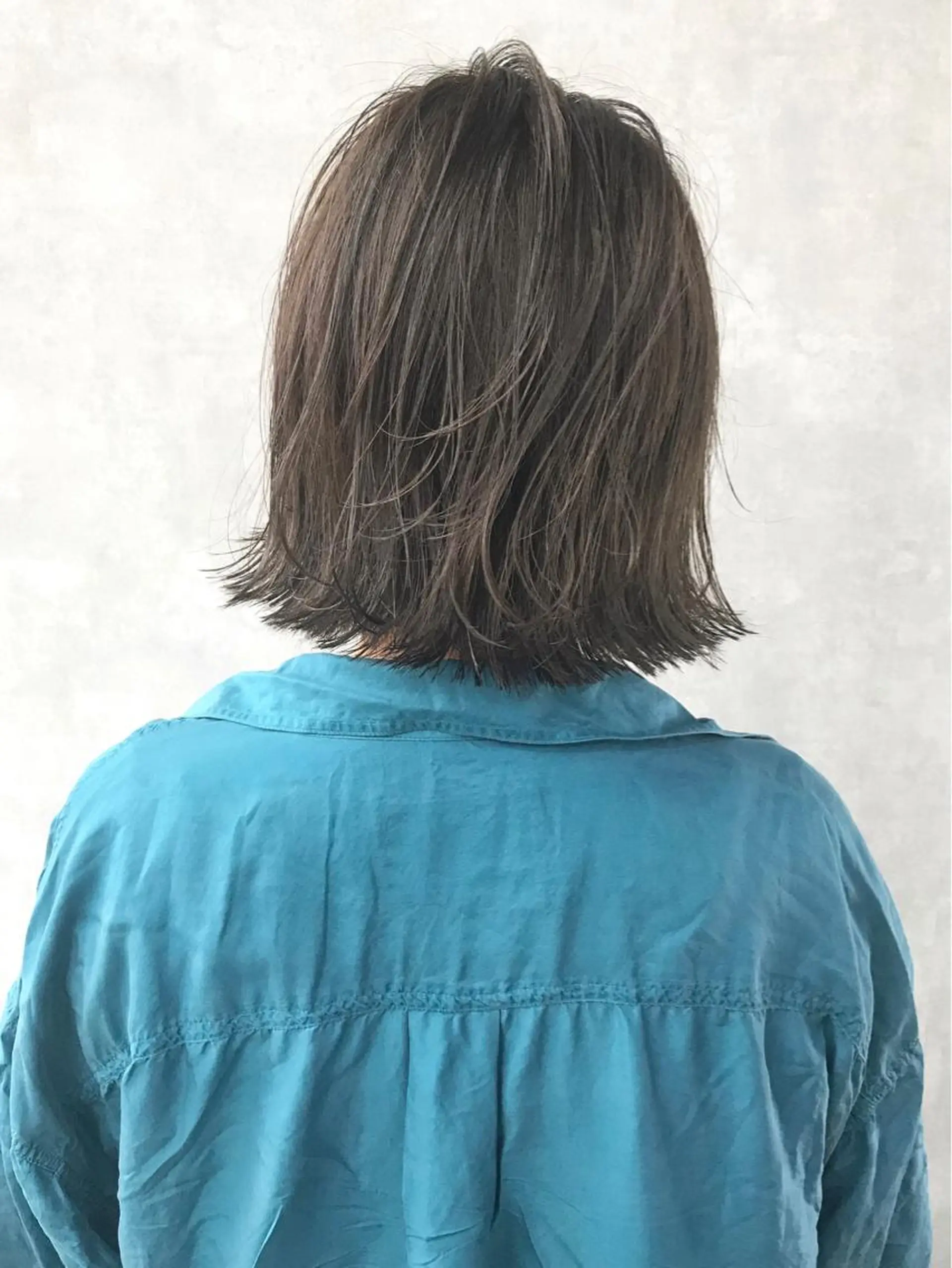 ミディアム カラー ボブ TOMOYAレイヤー ブリーチ縮毛矯正のヘアスタイル