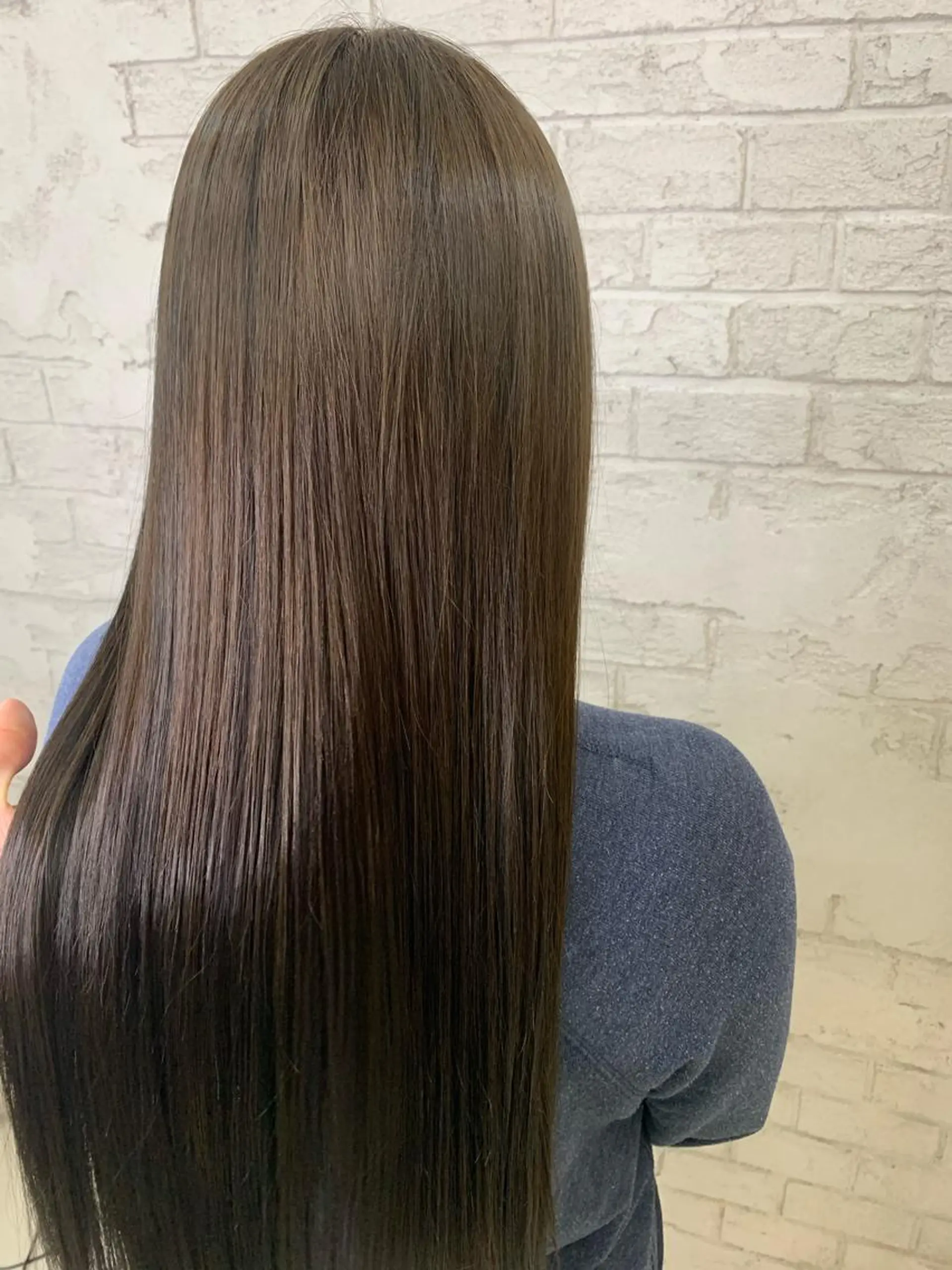 ロング カラー アッシュ イルミナカラー オリーブアッシュ トリートメント ブリーチ特化 ハイトーンRYOYAのヘアスタイル