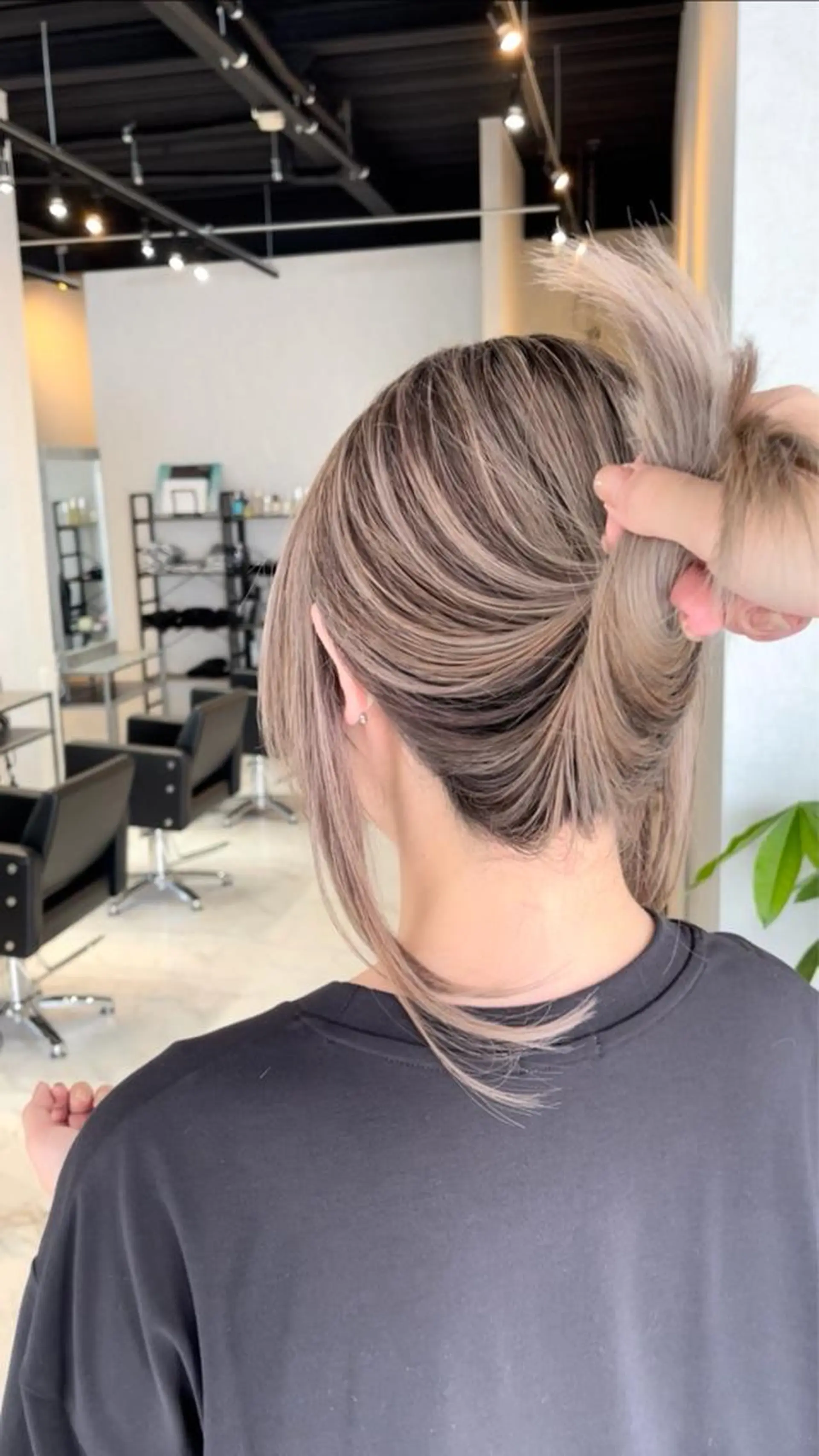 ミディアム カラー ヘアアレンジ バレイヤージュ デザインカラー ハイライトカラー 外国人風カラー ハイライト カット ヘアカラー トリートメント アンドウ ユウ/ レイヤーカット/韓国のヘアスタイル