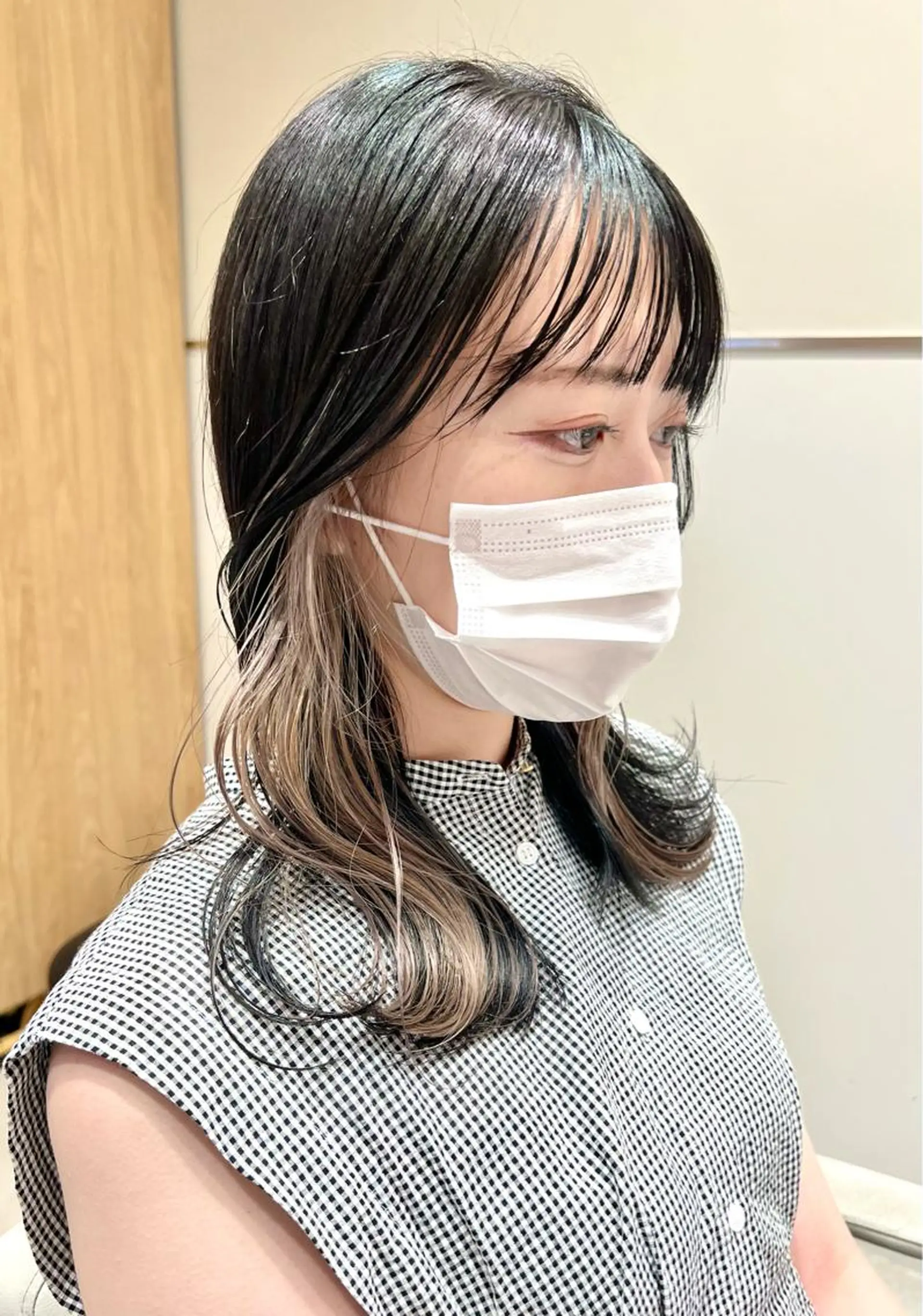 ミディアム カラー 切りっぱなしボブ ブリーチ グレージュ イルミナカラー インナーカラー ヘアカラー トリートメント ニュアンスレイヤー ハイトーンカラーのヘアスタイル